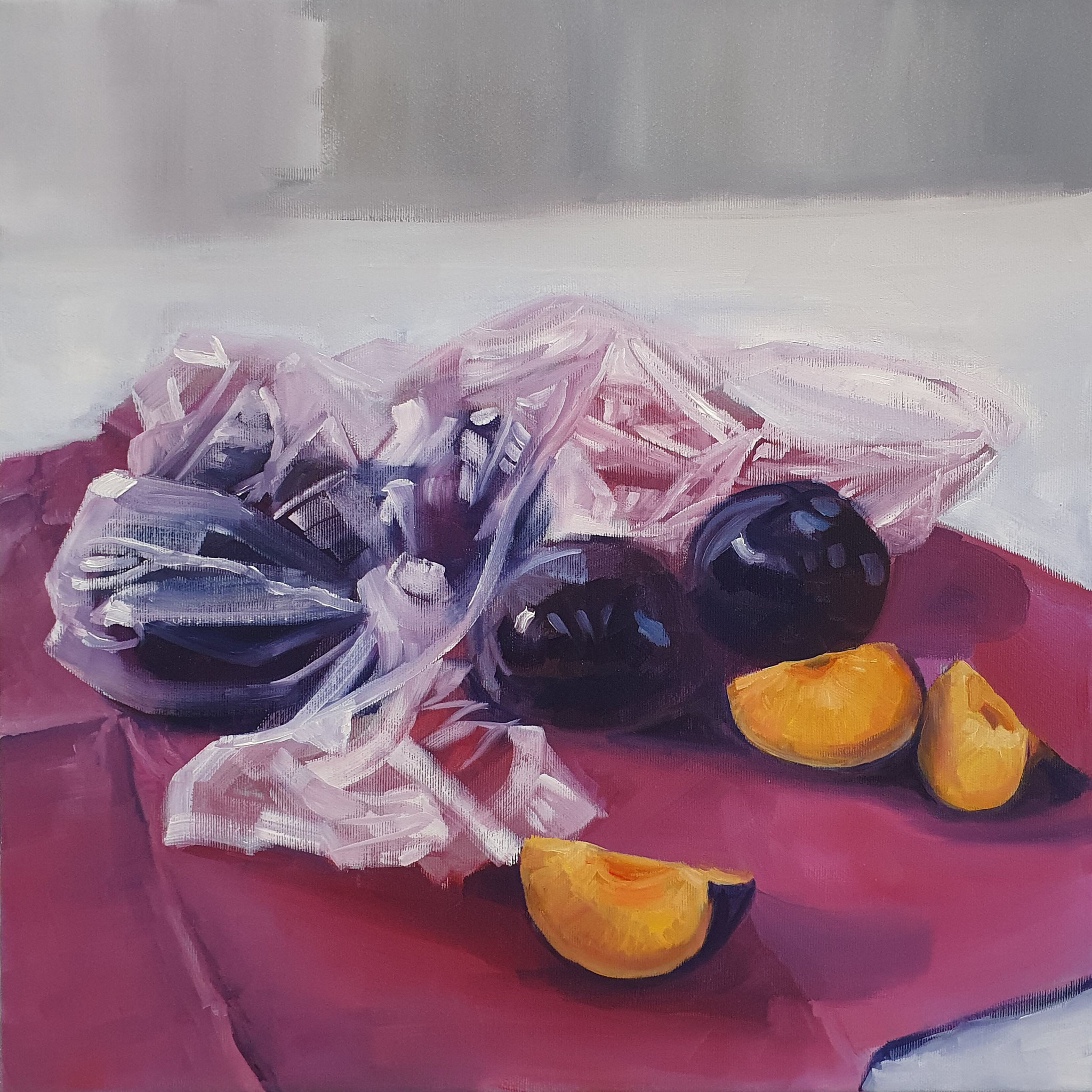 Modernes Stillleben "Plums", Öl auf Leinwand (50x50 cm). Dunkle Pflaumen und aufgeschnittene, gelbe Fruchtstücke in einer Plastiktüte.