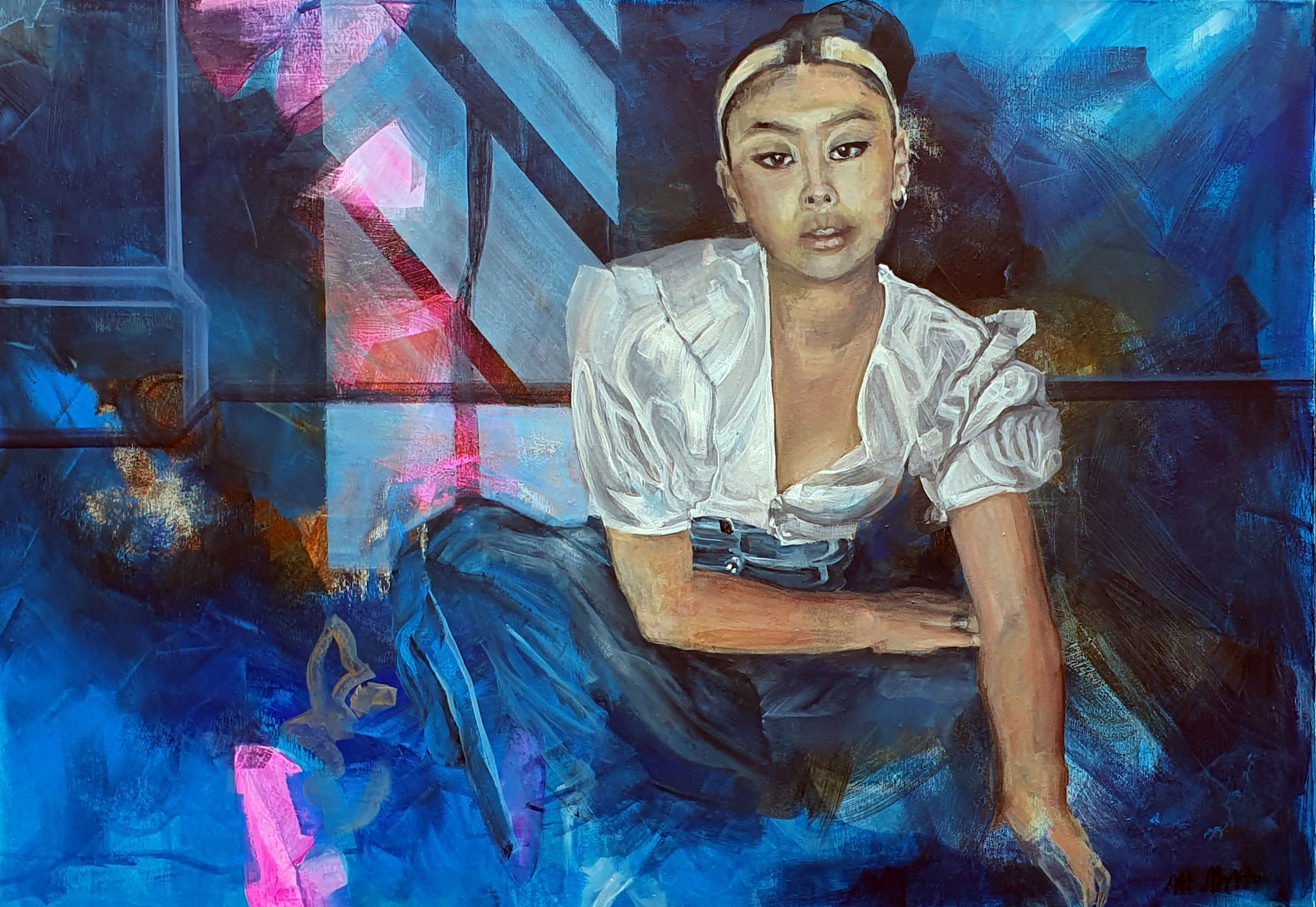Figuratives Gemälde "China girl", Mixed Media auf Leinwand (70x100 cm). Porträt einer sitzenden Frau in heller Kleidung vor abstraktem blauem Hintergrund.(