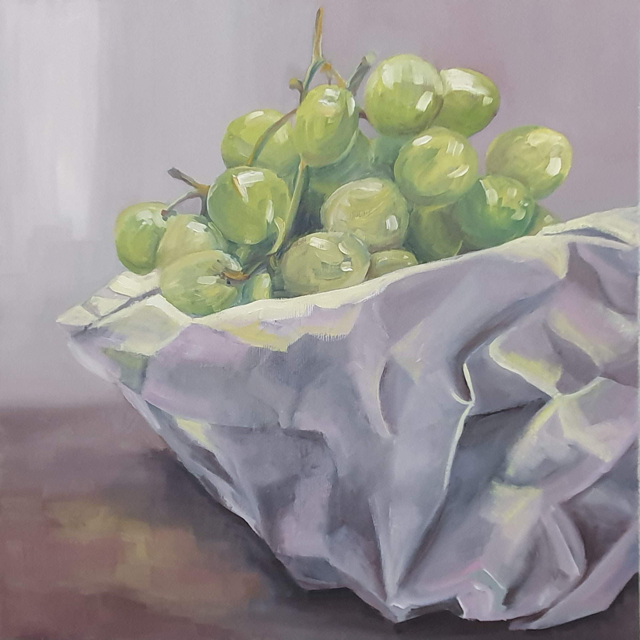 Modernes Stillleben "Grapes", Öl auf Leinwand (50x50 cm). Grüne Weintrauben in einer zerknitterten Papiertüte.