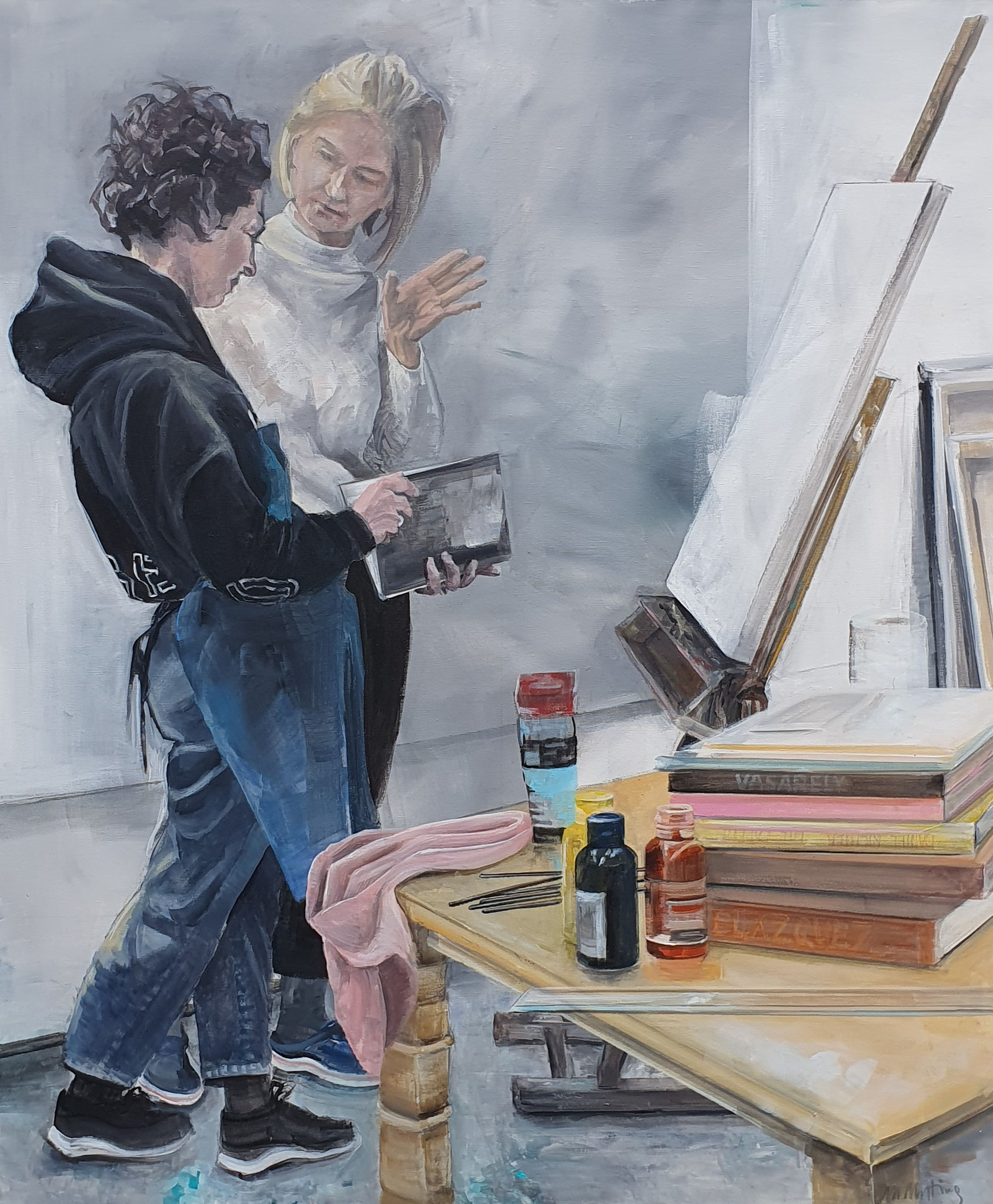 Figuratives Gemälde "Die weiße Leinwand", Acryl auf Leinwand (120x100 cm). Zwei Frauen im Gespräch im Atelier vor einer weißen Leinwand auf einer Staffelei. Atelierscene mit Pinseln, Farbflaschen und Fachliteratur auf einem Tisch.auf einem 