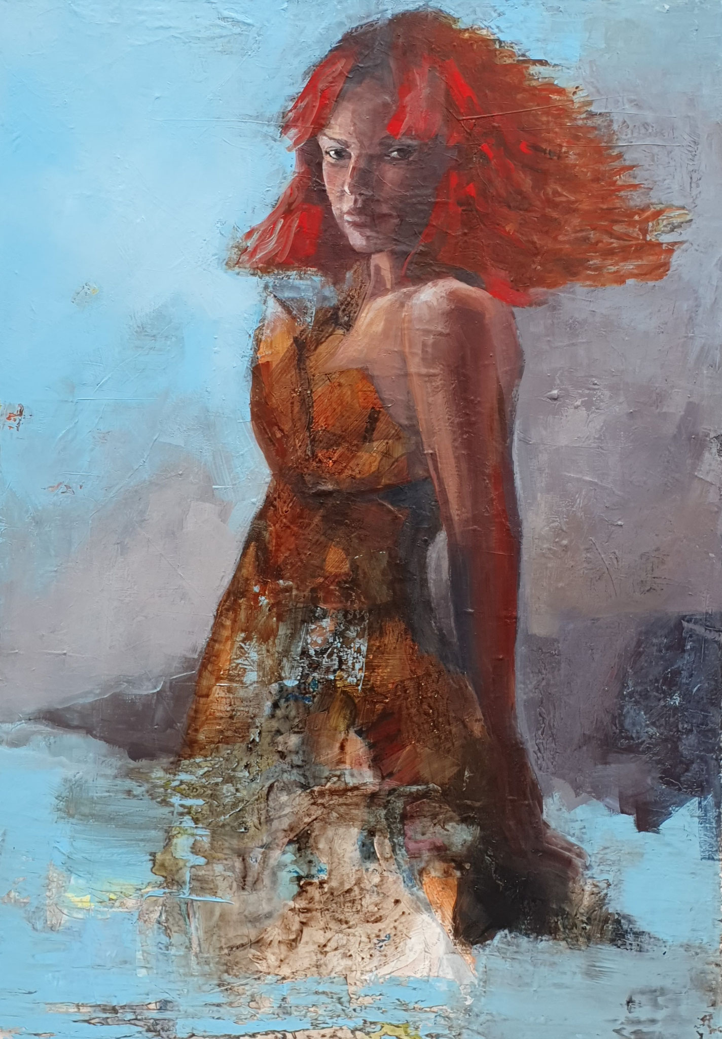 Figuratives Gemälde "Ginger Head", Mixed Media auf Leinwand (100x70 cm). Porträt einer Frau mit leuchtend orangem, vom Wind verwehtem Haar vor hellblauem Hintergrund.