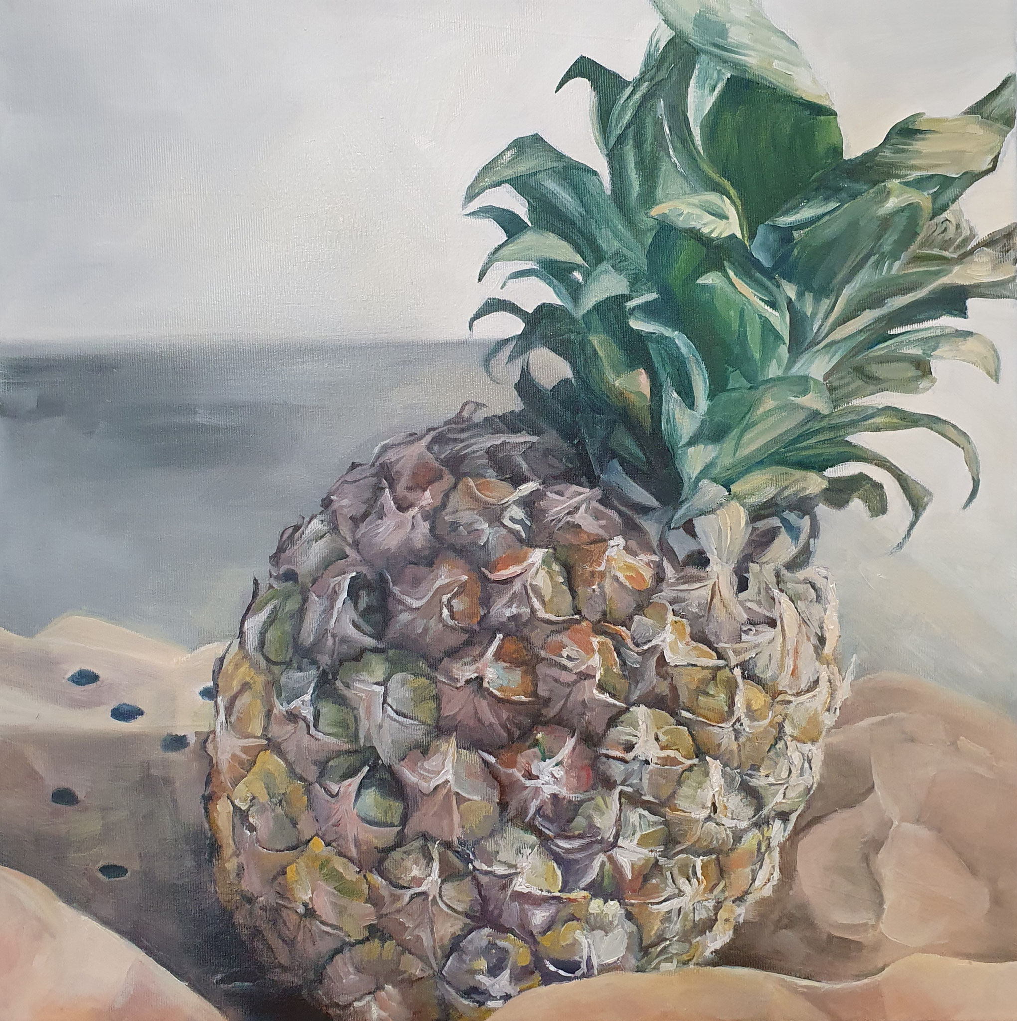 Modernes Stillleben "Pineapple", Öl auf Leinwand (50x50 cm). Eine ganze Ananas mit grünem Blattschopf auf hellem, sandfarbenen Untergrund.