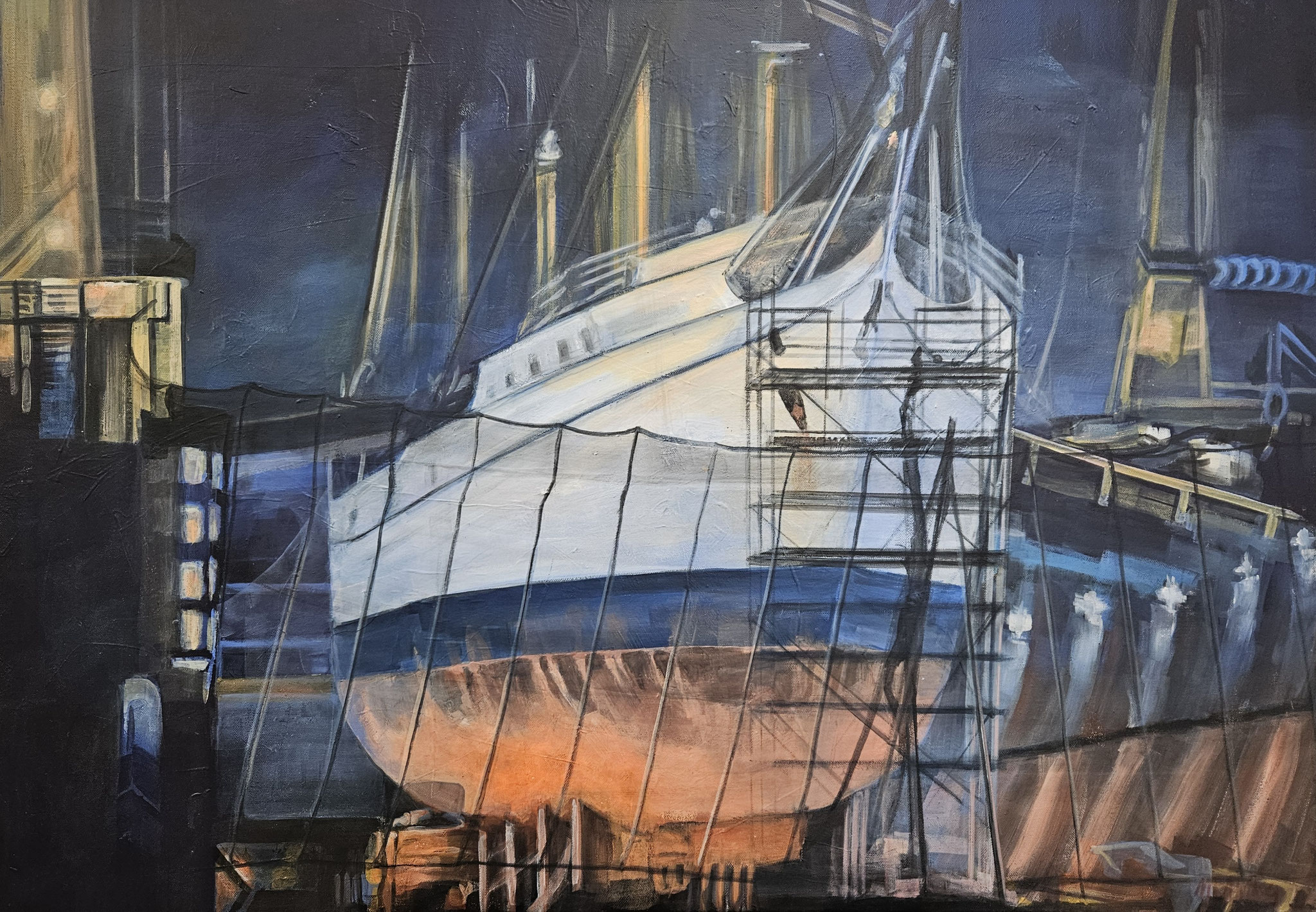 Acryl-Gemälde eines historischen weißen Schiffes, das zur Reparatur in einem Trockendock auf einer Werft liegt, umgeben von Gerüsten. 