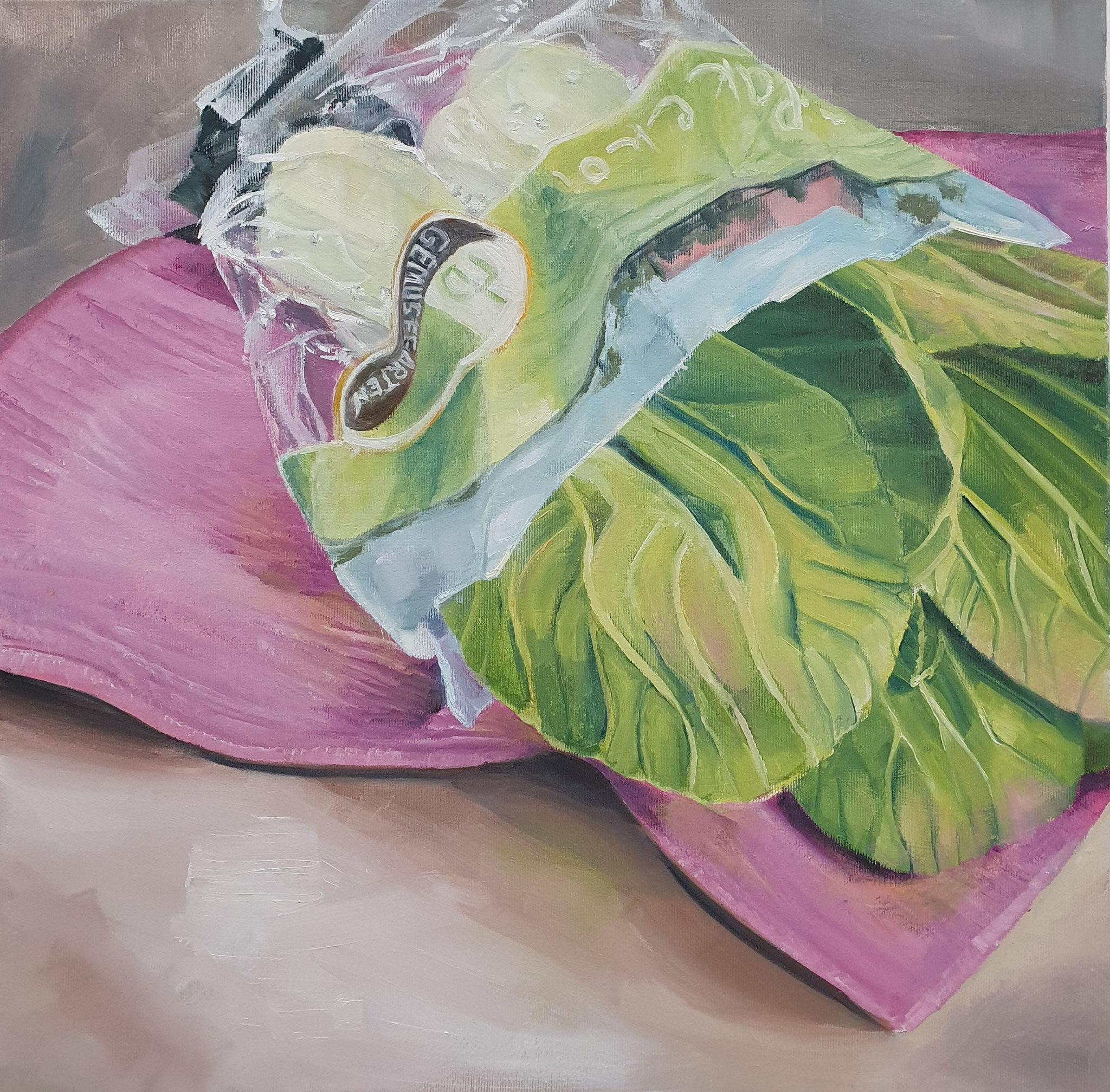 Modernes Stillleben "Pak Choi", Öl auf Leinwand (50x50 cm). Grüner Pak Choi in einer Plastikverpackung auf einem rosafarbenen Tuch.