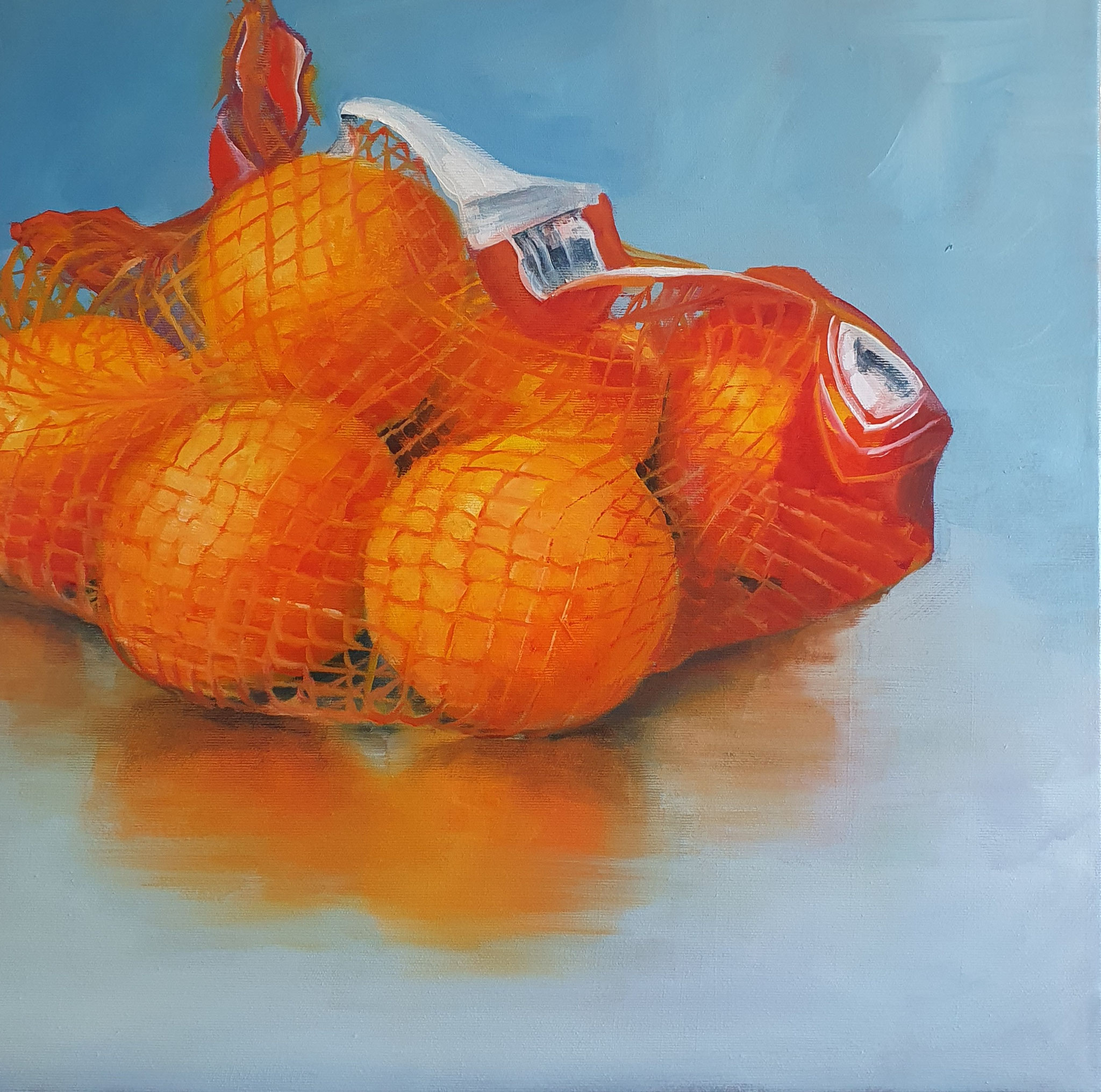 Modernes Stillleben "Oranges", Öl auf Leinwand (50x50 cm). Orangen in einem orangefarbenen Einkaufsnetz vor hellblauem Hintergrund. 