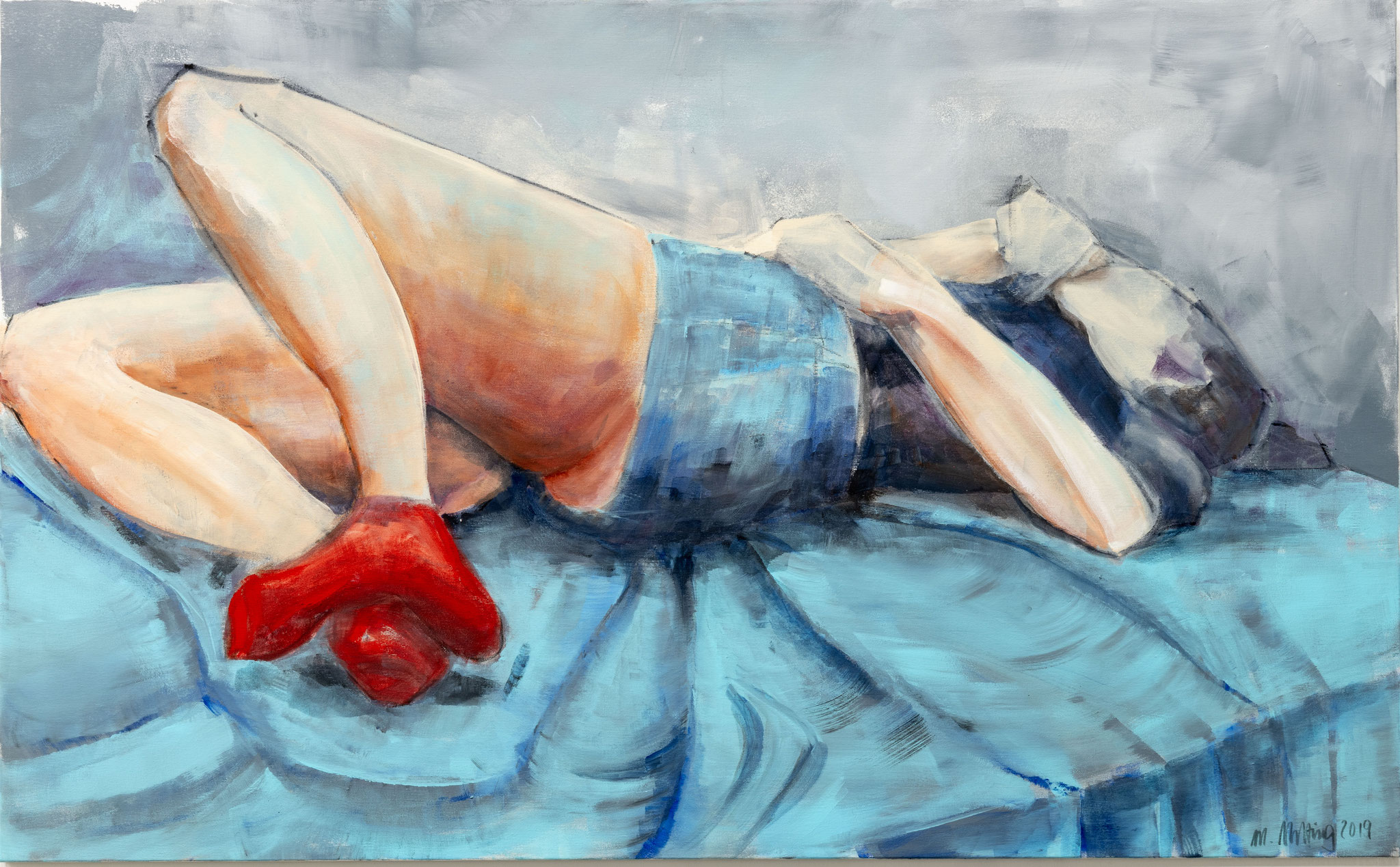 Figuratives Gemälde "Reclining", Acryl auf Leinwand (80x130 cm). Liegender Frau mit roten Socken im Querformat auf einem blauen Untergrund.