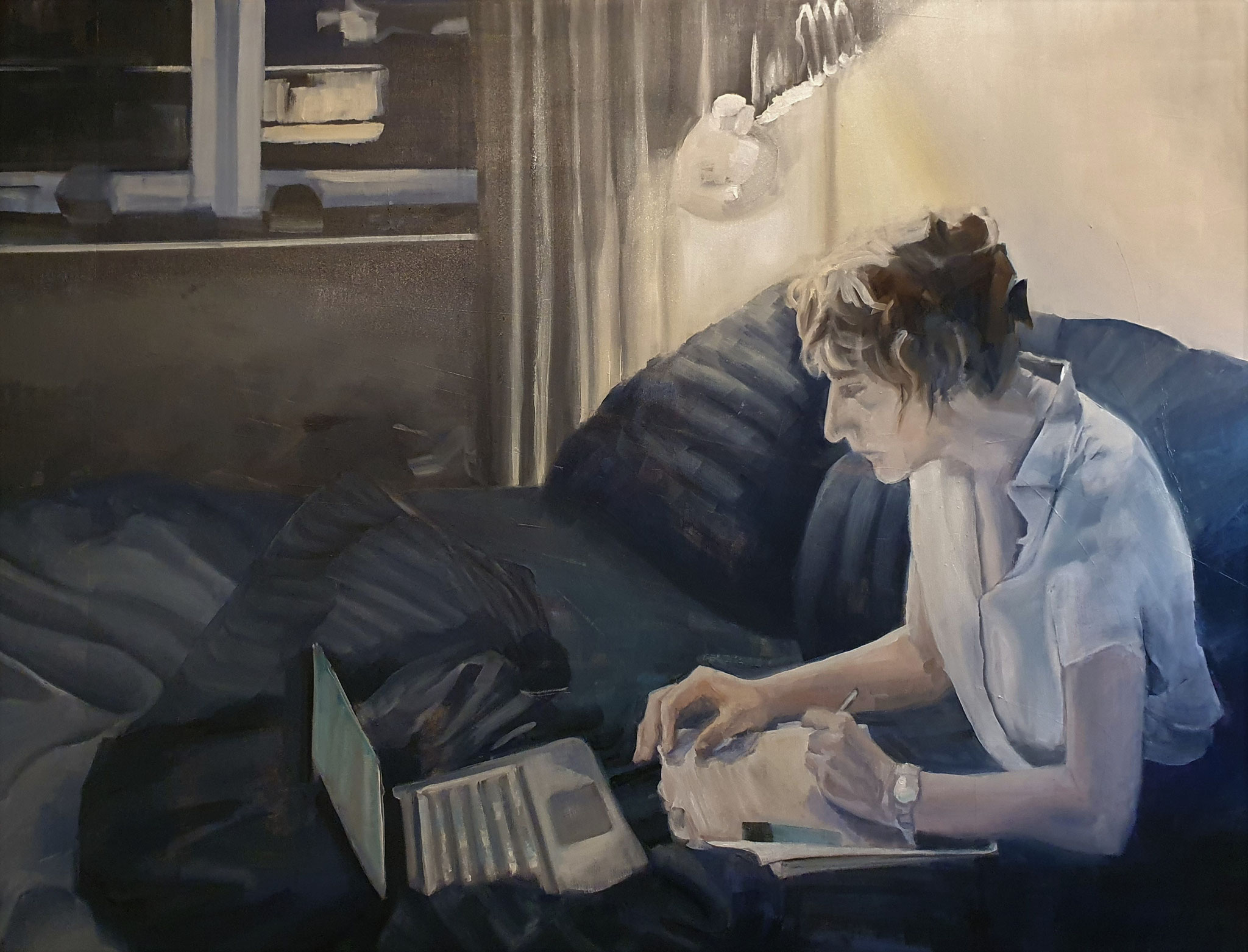 Großformatiges, figuratives Gemälde "Work-Life-Balance", Öl & Collage auf Leinwand (90x 120 cm). Sitzende Person arbeitet nachts im Bett mit Laptop und Notizblock. Zeitgenössische figurative Malerei.