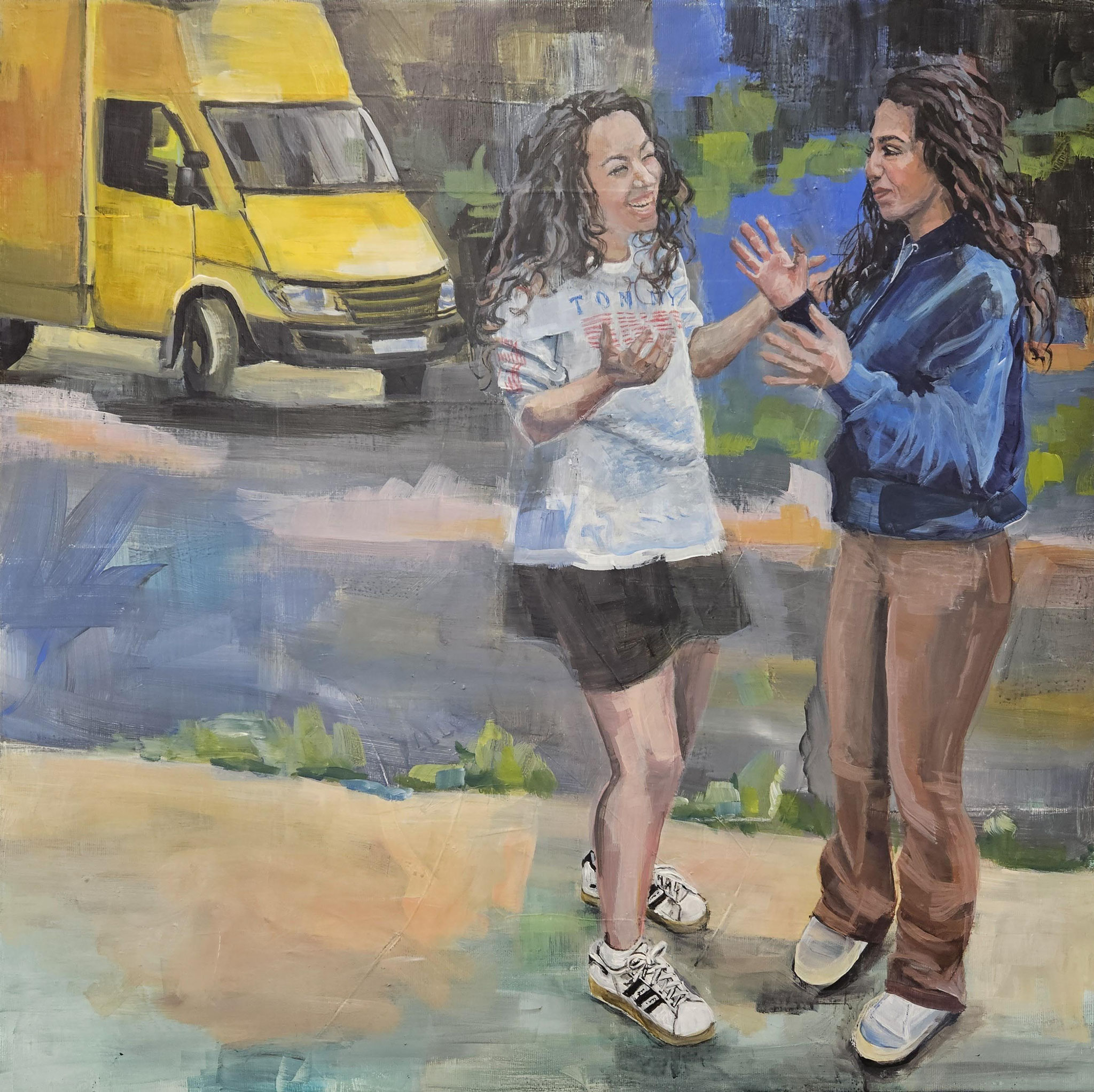 Figuratives Gemälde "DHL", Mixed Media auf Leinwand (70x70 cm). Zwei Frauen im Gespräch auf einer Straße vor einem gelben Transporter.
