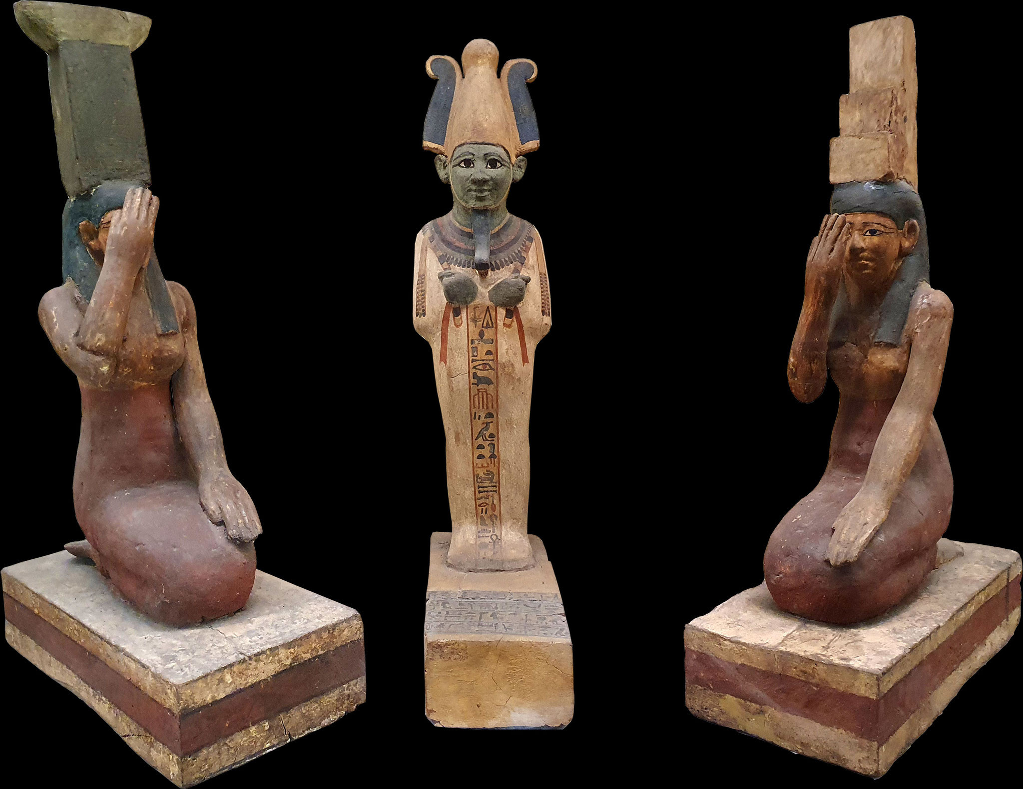 Statuettes of Nephthys and Isis surrounding Osiris. Egyptian Museum. © P. Kersalé 2022–2026.