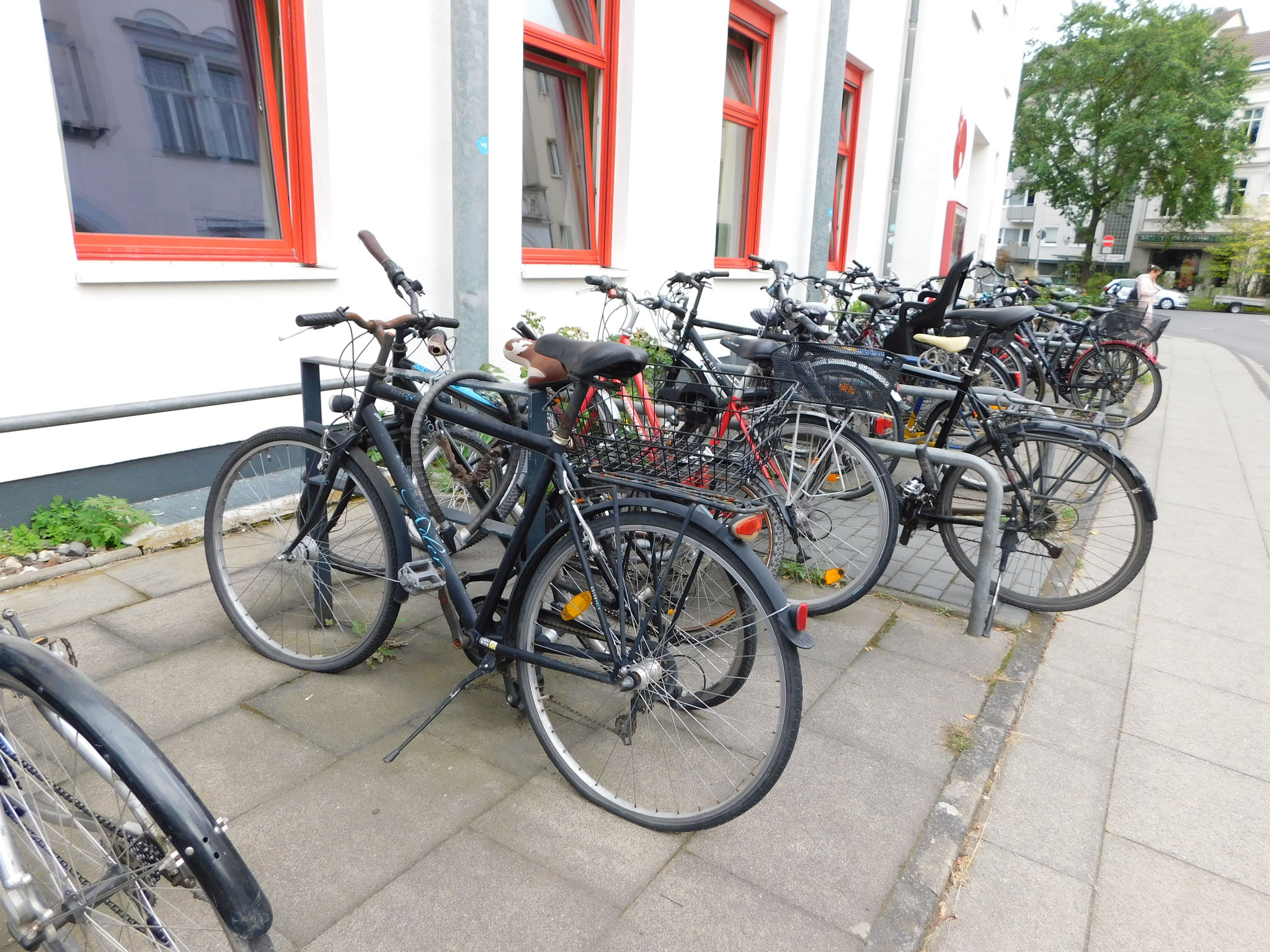 Fahrradständer vor dem Haupteingang