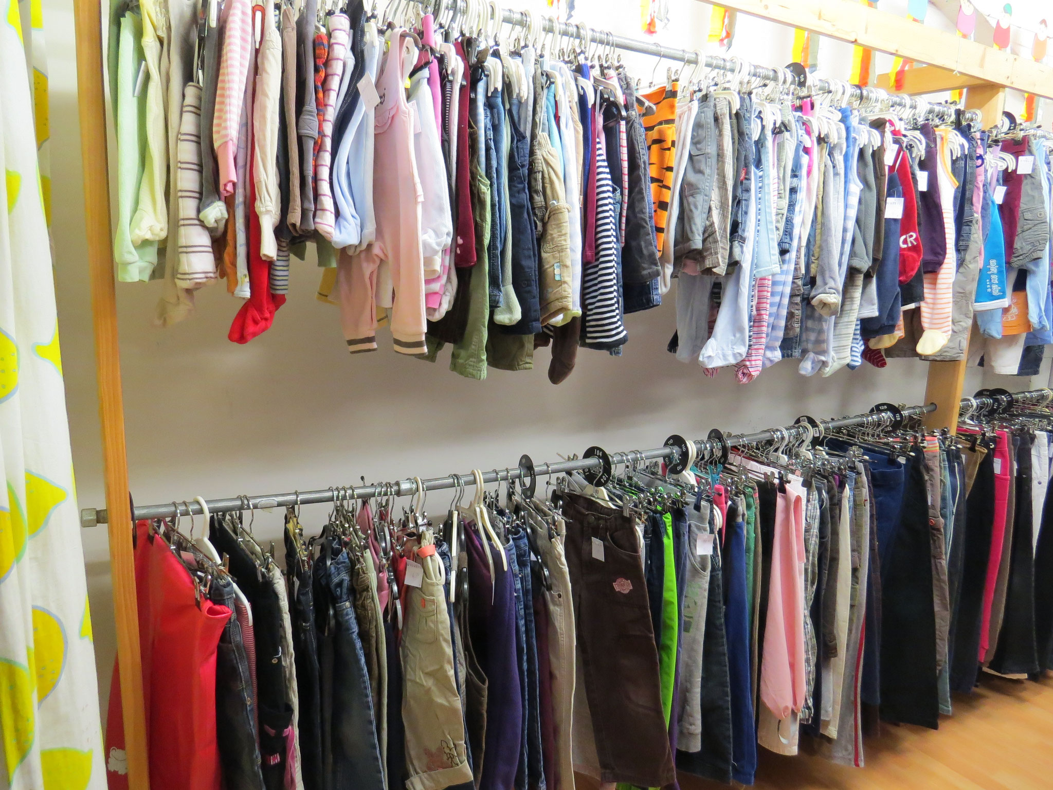 Secondhandbereich mit Spielecke