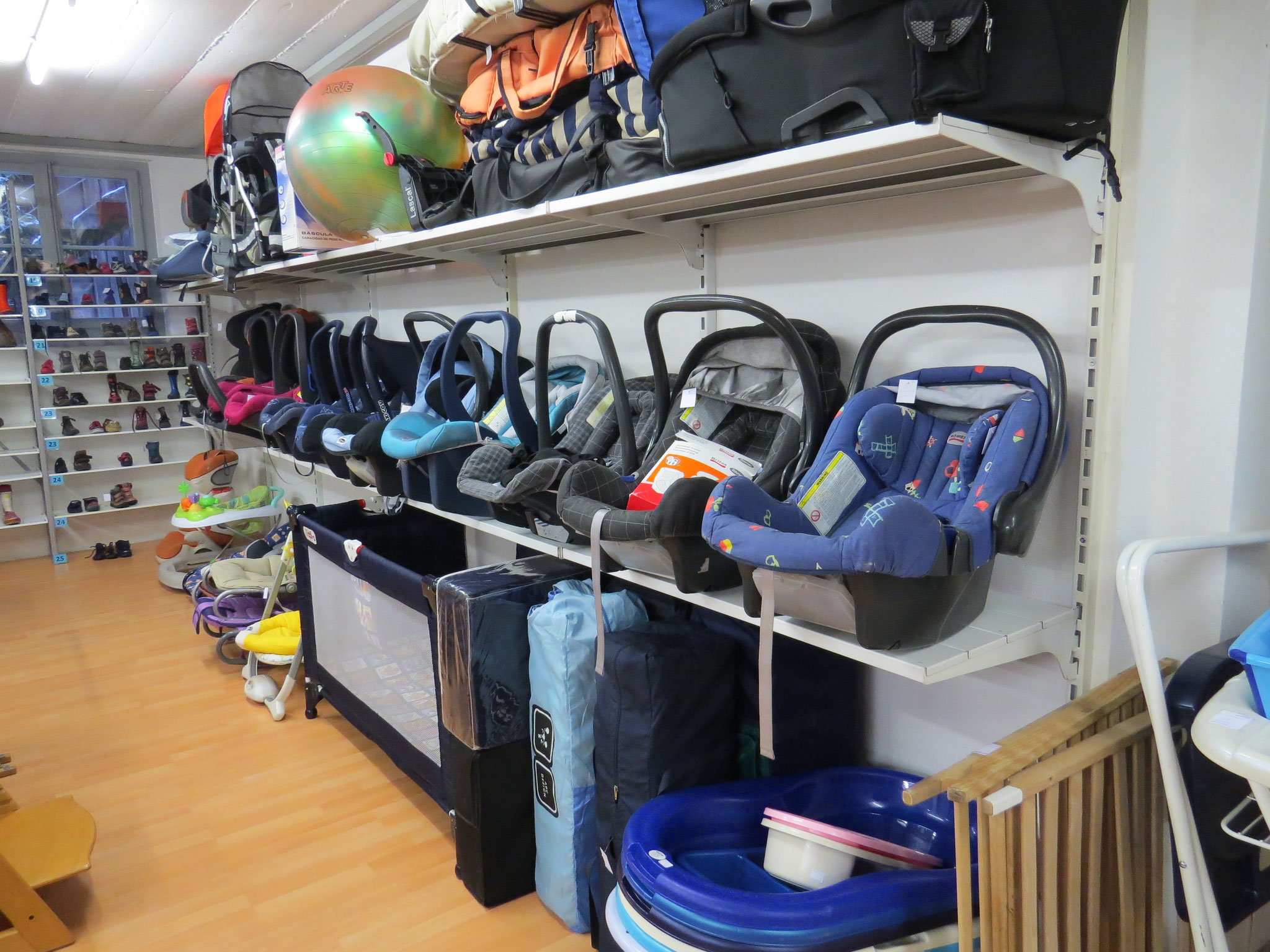 Secondhandbereich mit Spielecke