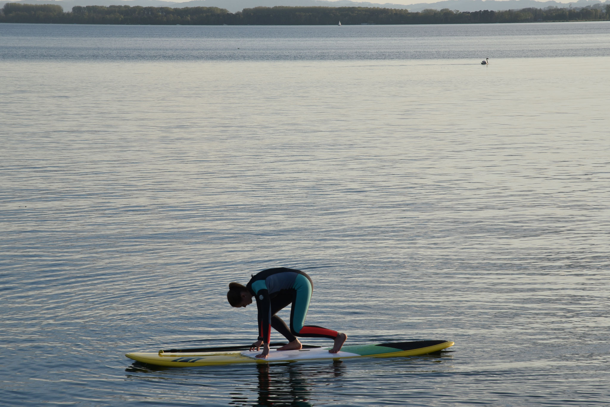 Füsse auf dem SUP parallel zum Board positionieren