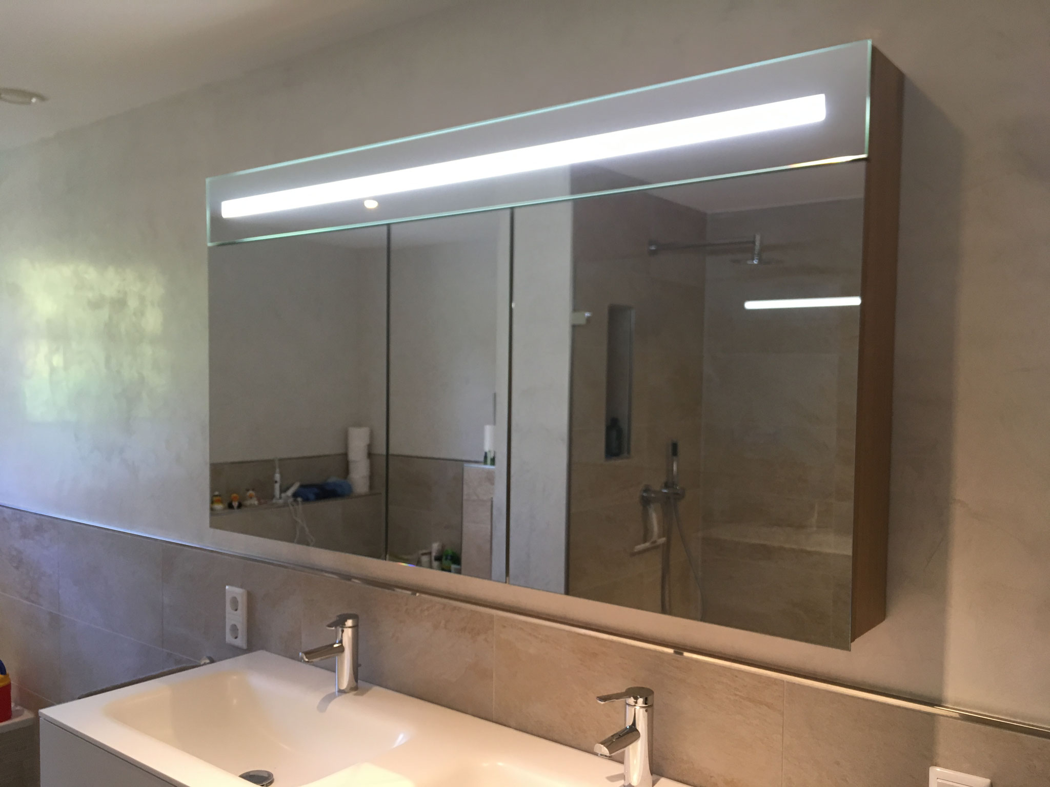 Spiegelschrank aus Eiche mit integrierter Beleuchtung 