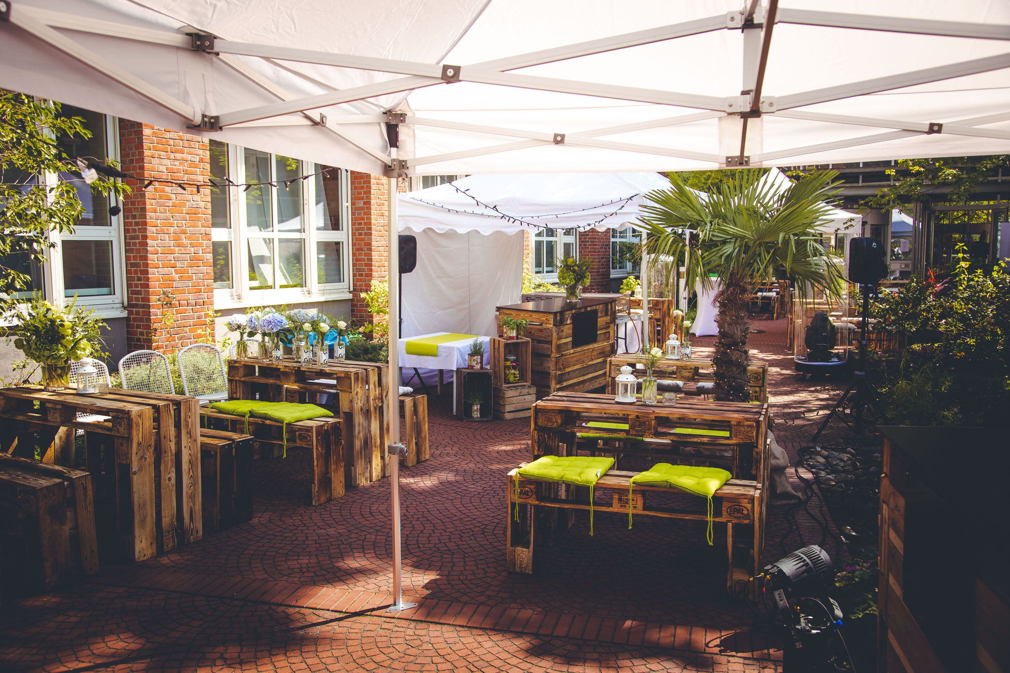 <h1>Palettenmöbel für Ihr Hoffest </h1> sind eine spannende Alternative zur Bierzeltgarnitur!  <a href="https://www.highlight-eventoffice.eu/leistungen/eventkonzepte/hoffest-tag-der-offen-t%C3%BCr/"><b>Weitere Infos</b></a>