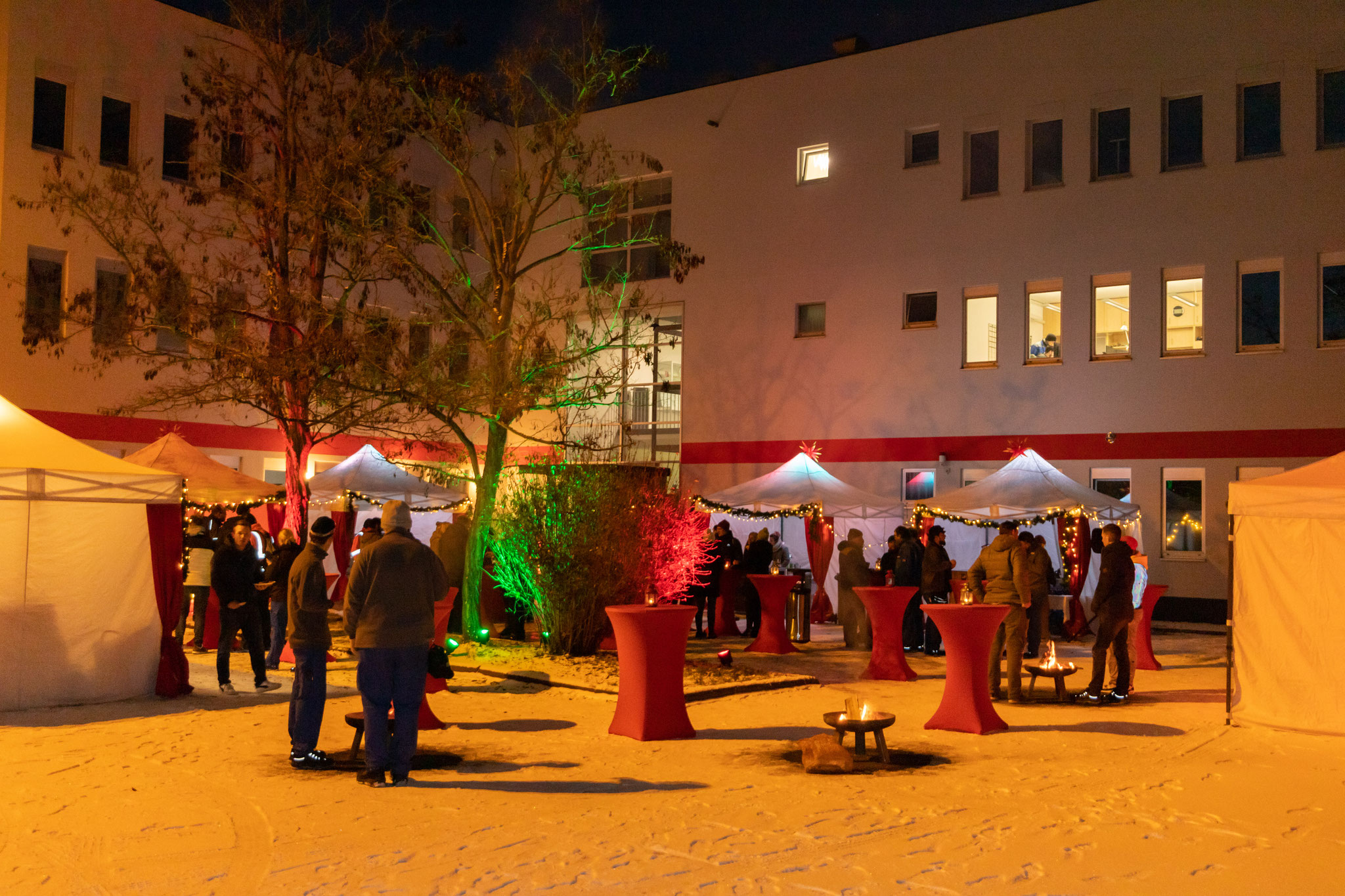 <h1>Stylisch beleuchtete Pagodenzelte</h1> Nach Weihnachten ist vor Weihnachten - mit schicken Weihnachtspagoden! <a href="https://www.mobilerweihnachtsmarkt.de/"><b>Weitere Infos</b></a>