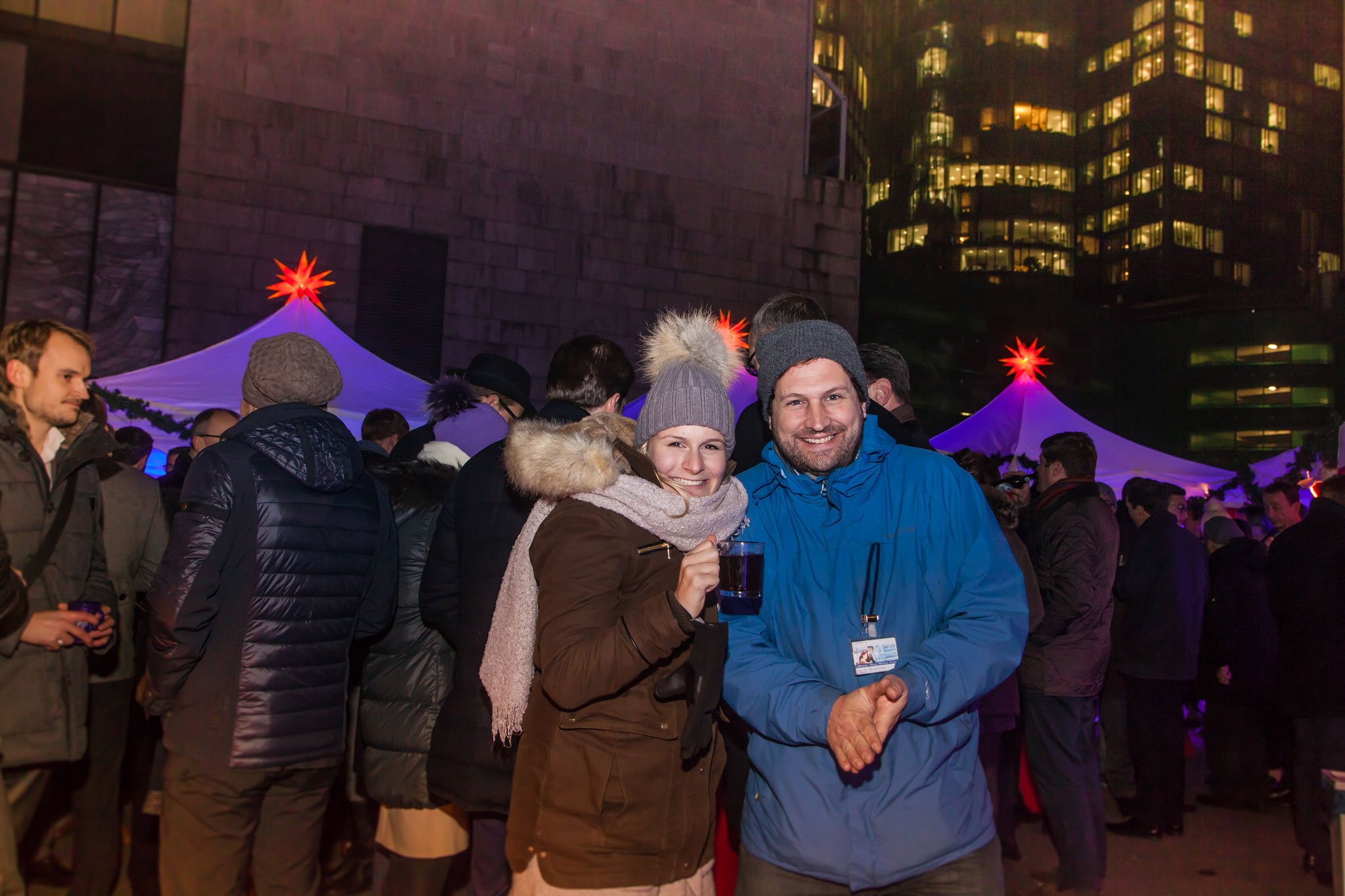 <h2>"Danke für das Weihnachtsfeeling, dass Sie unseren Gästen und uns vermittelt haben und vor allem Danke für die schöne Dekoration und unser kleines Winter-Wonderland mitten in Frankfurt."</h2> Konzept: Mobiler Weihnachtsmarkt, Deutsche Bank