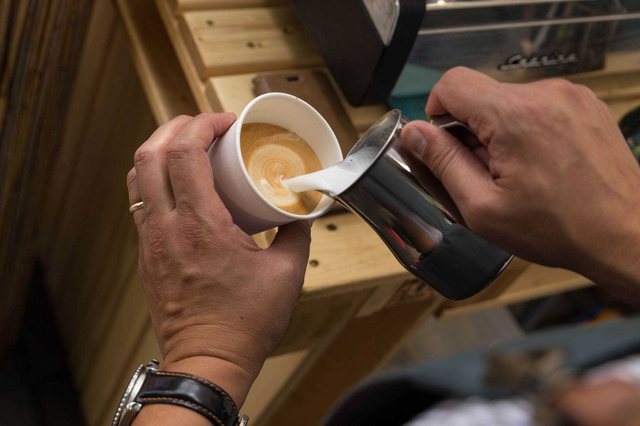 <h1>Due cappuccini, per favore</h1> Auf Ihrem Kundenevent macht unser Barrista den leckere Cappuccino von Hand. <a href="https://www.highlight-eventoffice.eu/leistungen/events-f%C3%BCr-kunden/"><b>Weitere Infos</b></a>