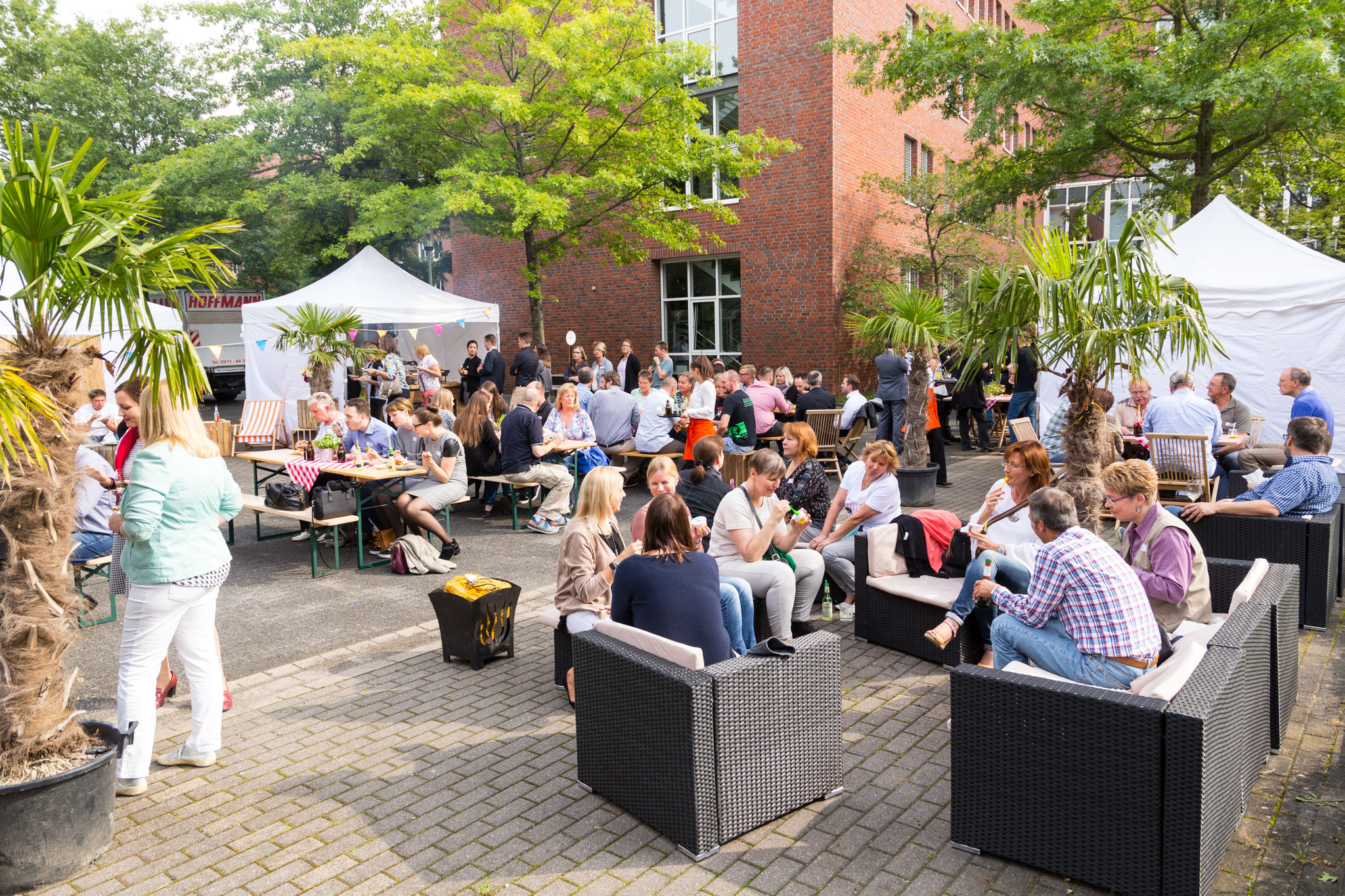 <h1>sichere outdoor Sommerfestkonzepte</h1> für Ihre Mitarbeiter, inkl. Outdoormöbel <a href="https://www.highlight-eventoffice.eu/leistungen/eventkonzepte/we-are-family-day/"><b>weitere Infos</b></a>