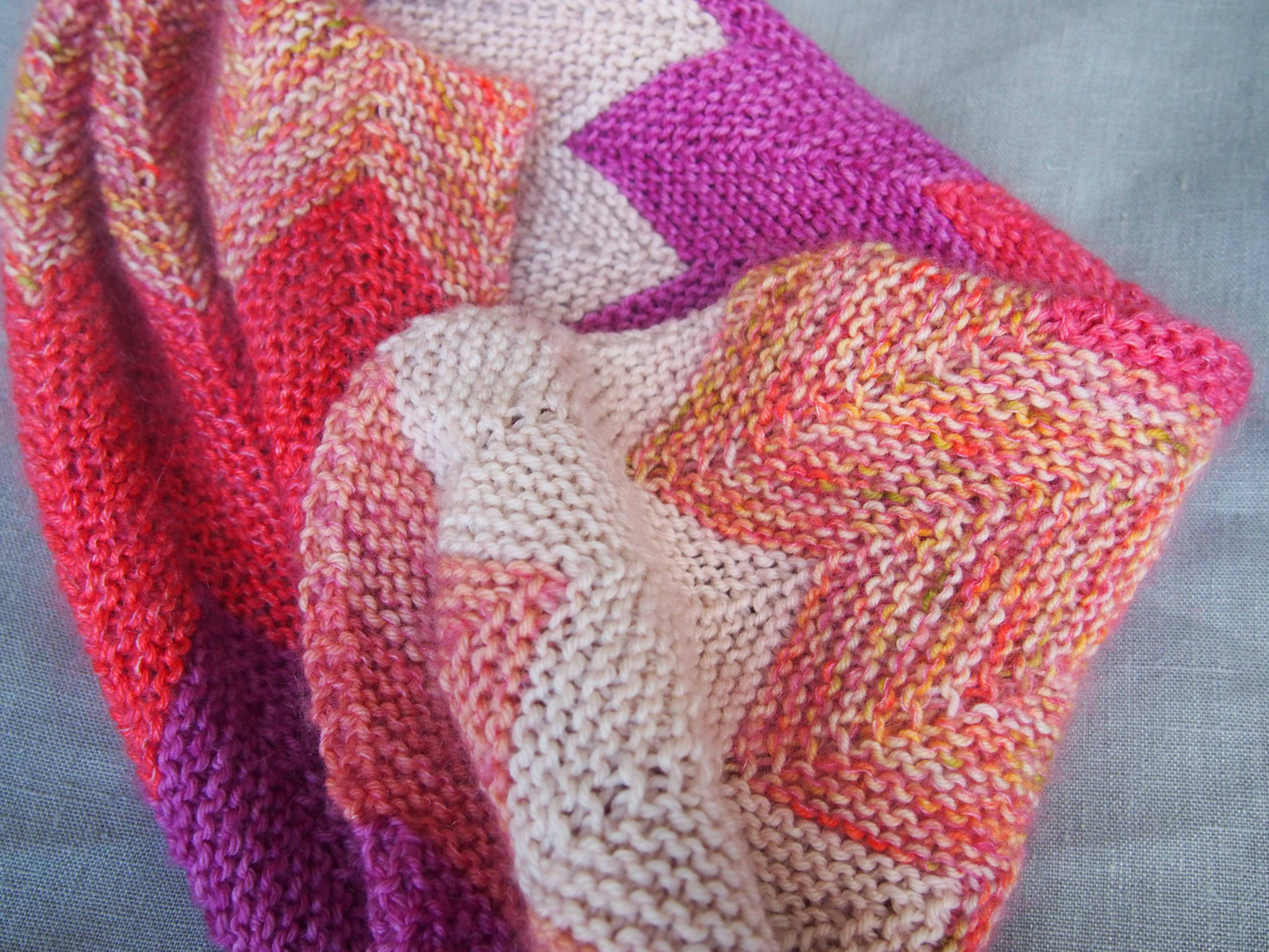 ZIG ZAG JOY COWL