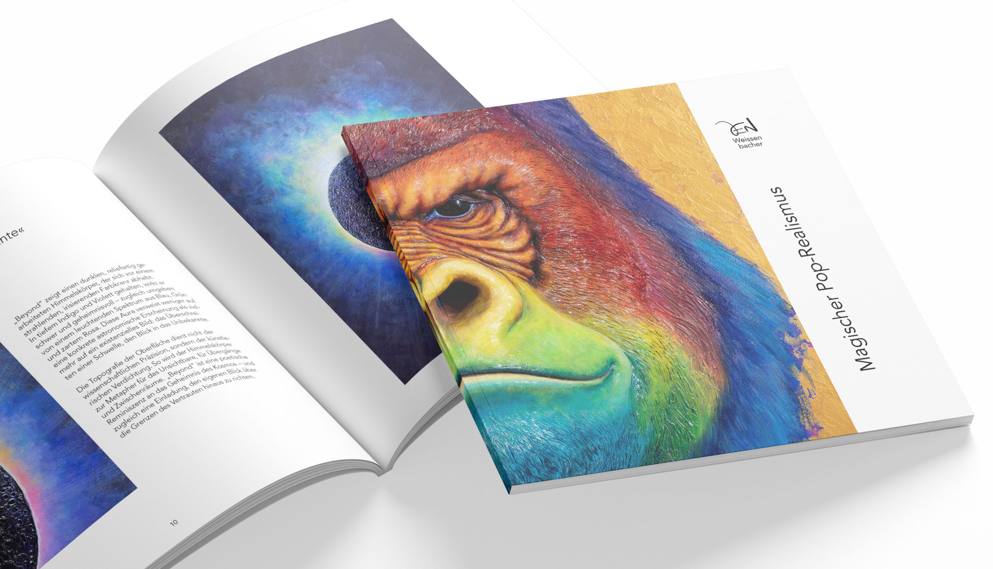 Cover des Ausstellungskatalogs „Magischer Pop-Realismus“ von Jen Weissenbacher. Zu sehen ist ein farbintensives Porträt eines Gorillas in leuchtenden Blau-, Grün-, Gelb- und Orangetönen auf hellem Hintergrund.
