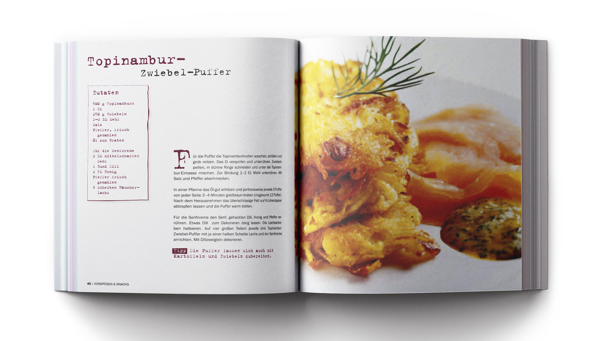 Aufgeschlagene Doppelseite aus dem Kochbuch „Pastinaken & Co.“: links Rezept „Topinambur-Zwiebel-Puffer“ mit Zutatenkasten, Zubereitungstext und Tipp, rechts ein großformatiges Foto der goldbraunen Puffer mit Dip.