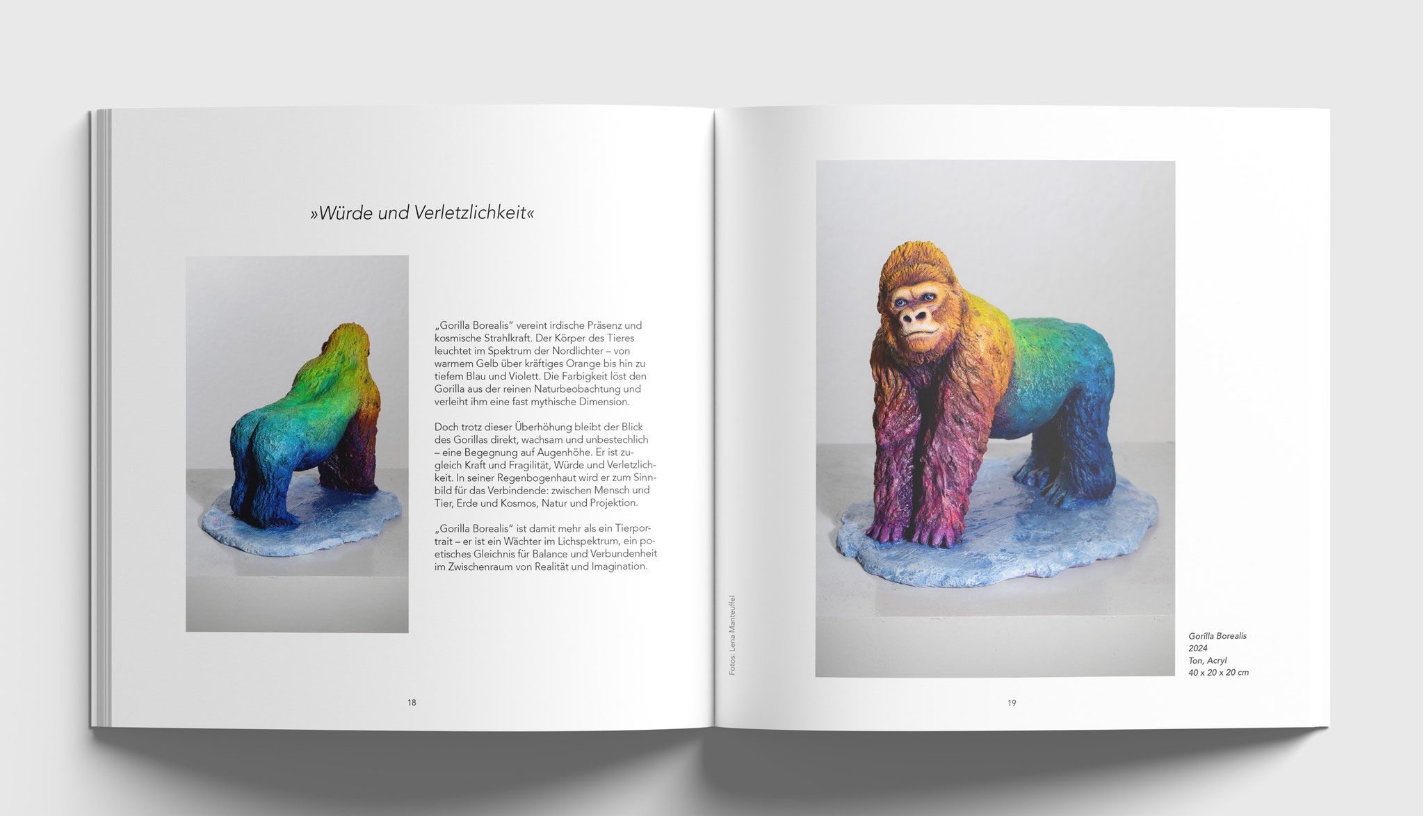 Doppelseite aus dem Ausstellungskatalog mit zwei Fotografien einer farbig bemalten Gorilla-Skulptur, einmal von hinten und einmal frontal. Ruhiges Layout mit viel Weißraum und begleitendem Text.