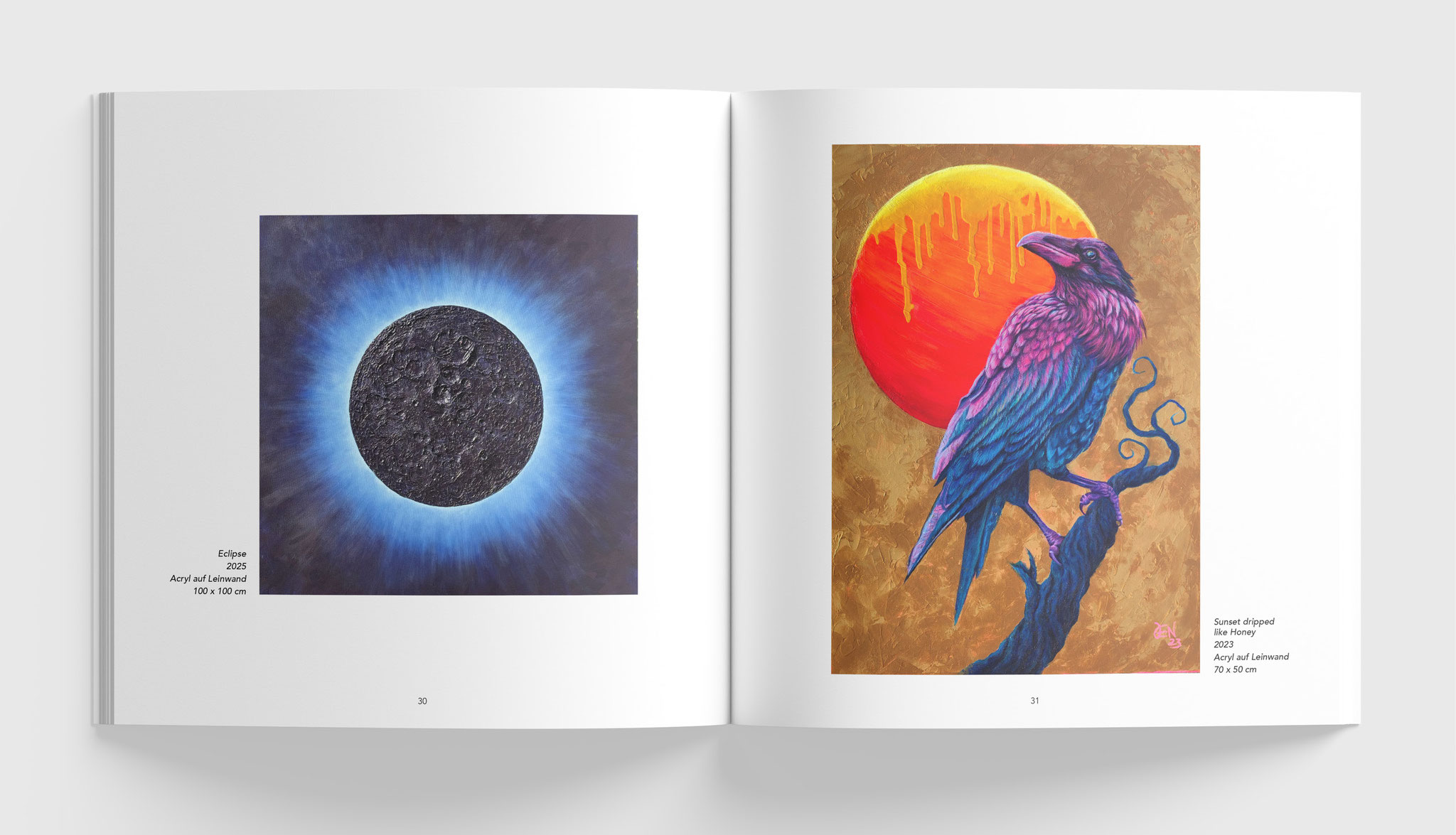 Doppelseite aus dem Ausstellungskatalog mit zwei Gemälden. Links das Werk „Eclipse“ mit einem dunklen Mondmotiv und blauem Lichtkranz, rechts ein farbintensiver Rabe vor einer orange-roten Sonne.