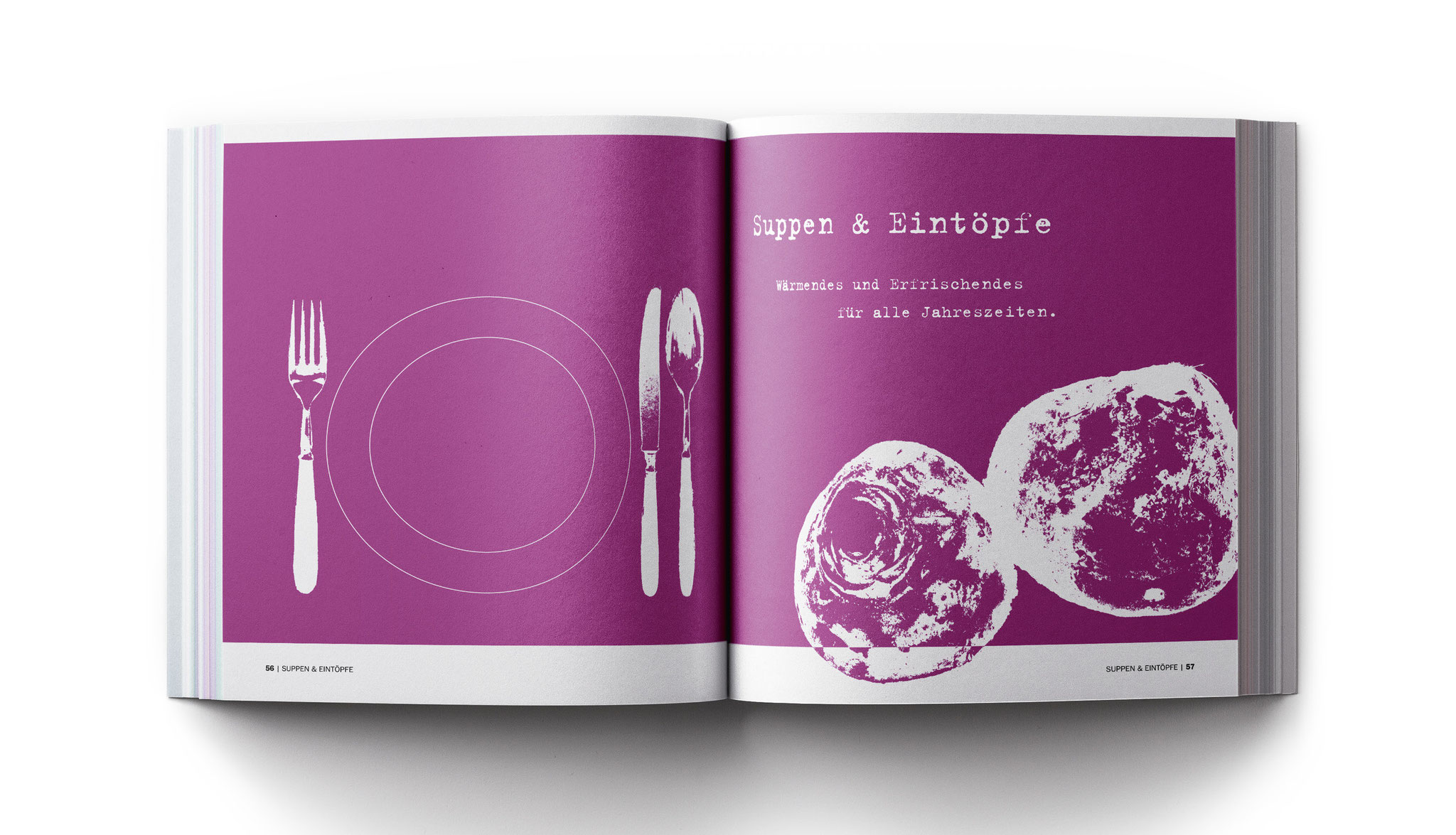 Aufgeschlagene Doppelseite in dunklem Rot: Kapitelauftakt „Vorspeisen & Snacks“ mit grafischen Besteck- und Teller-Elementen und stilisierten Snack-Motiven.