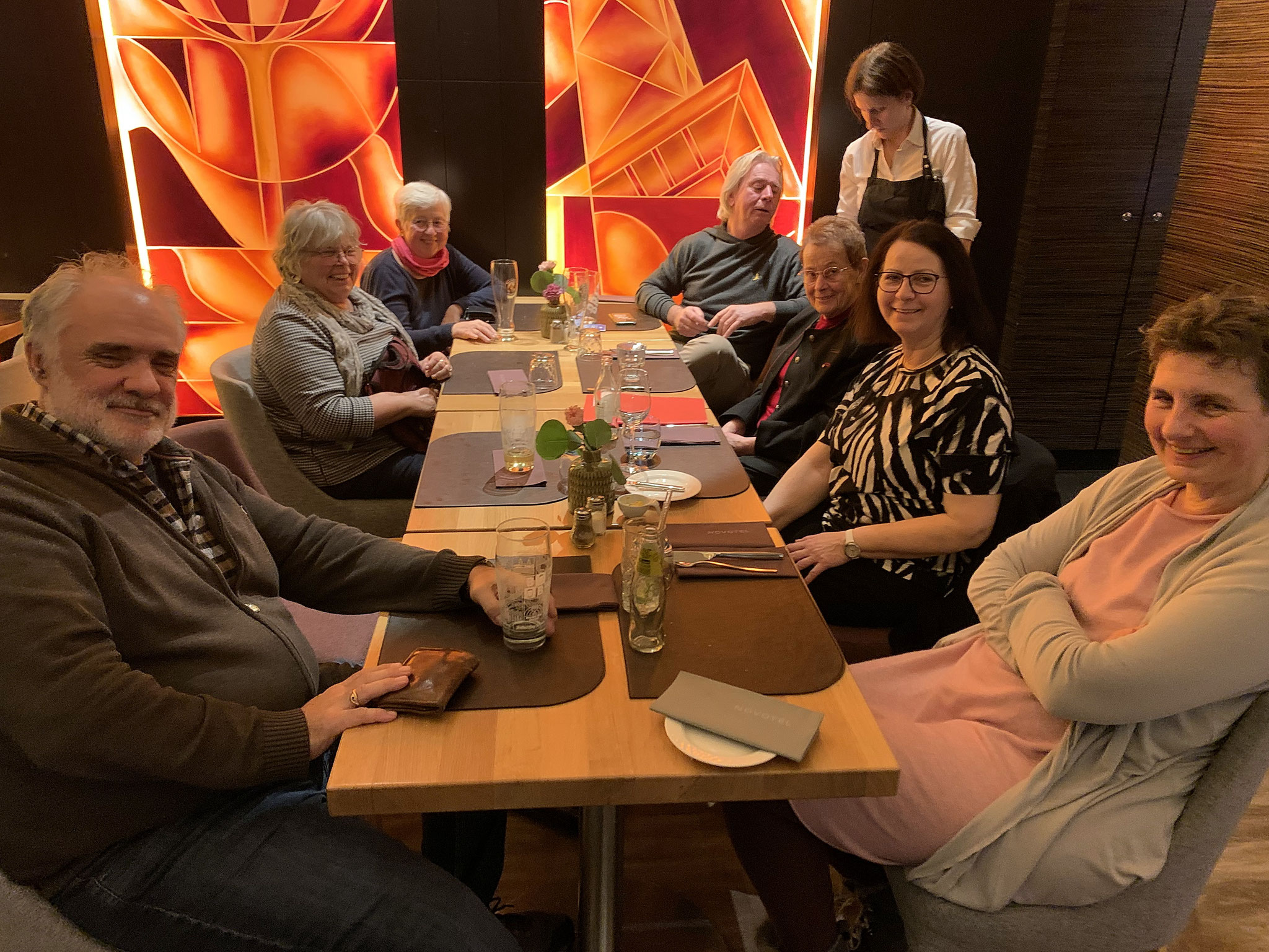 Am Abend trafen sich weitere Ehrengäste im Hotelrestaurant