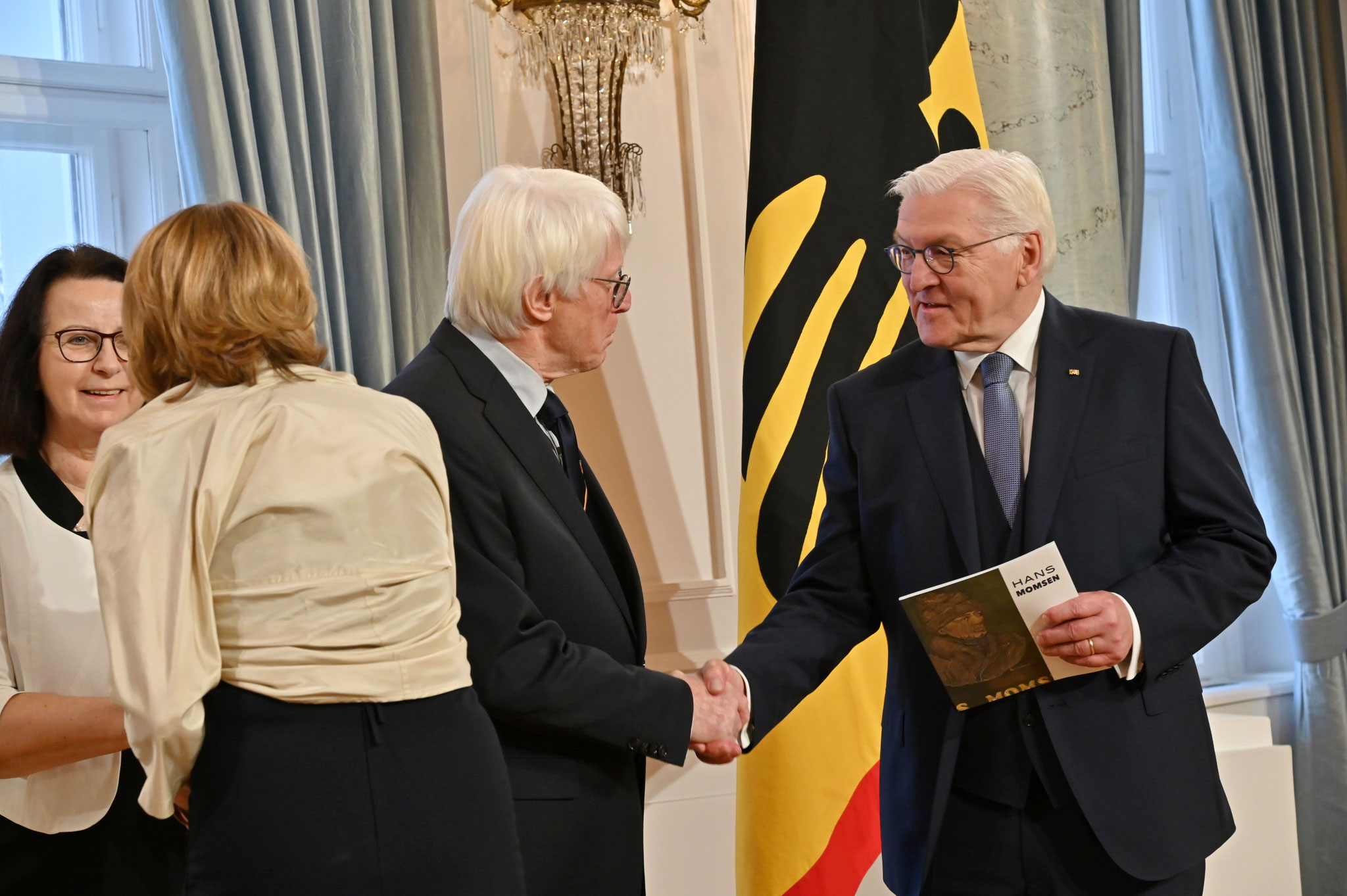 Man beachte unser Gastgeschenk: Das Hans-Momsen-Buch