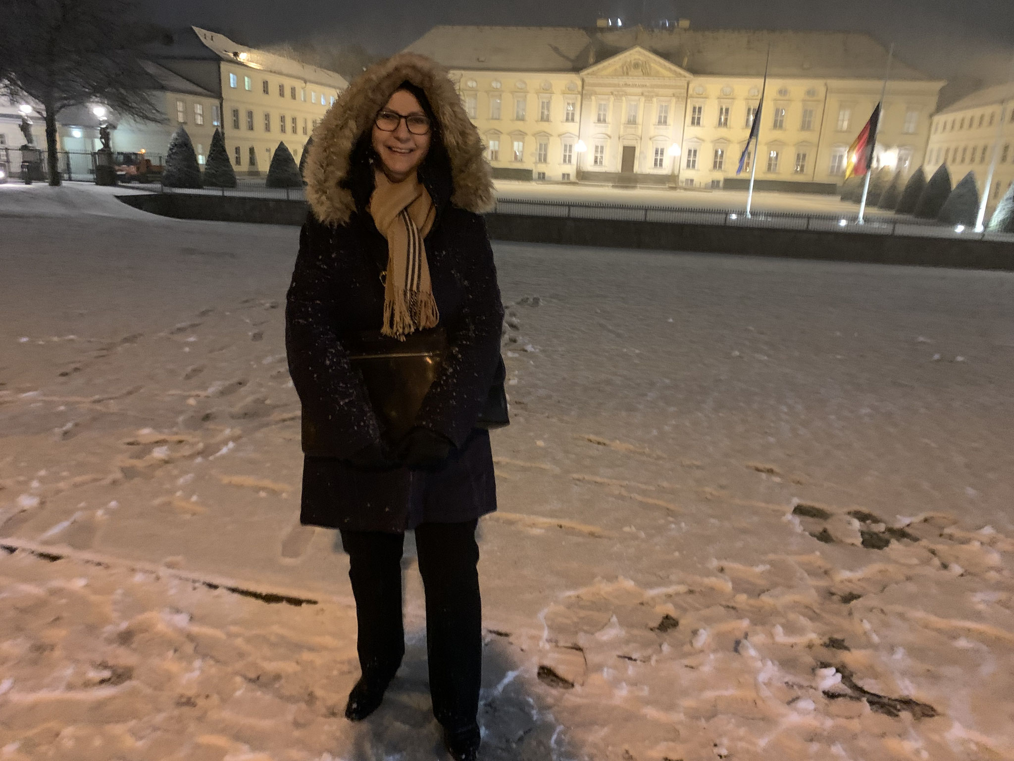 Karin Vahder vor der beeindruckenden Kulisse - Schloss Bellevue