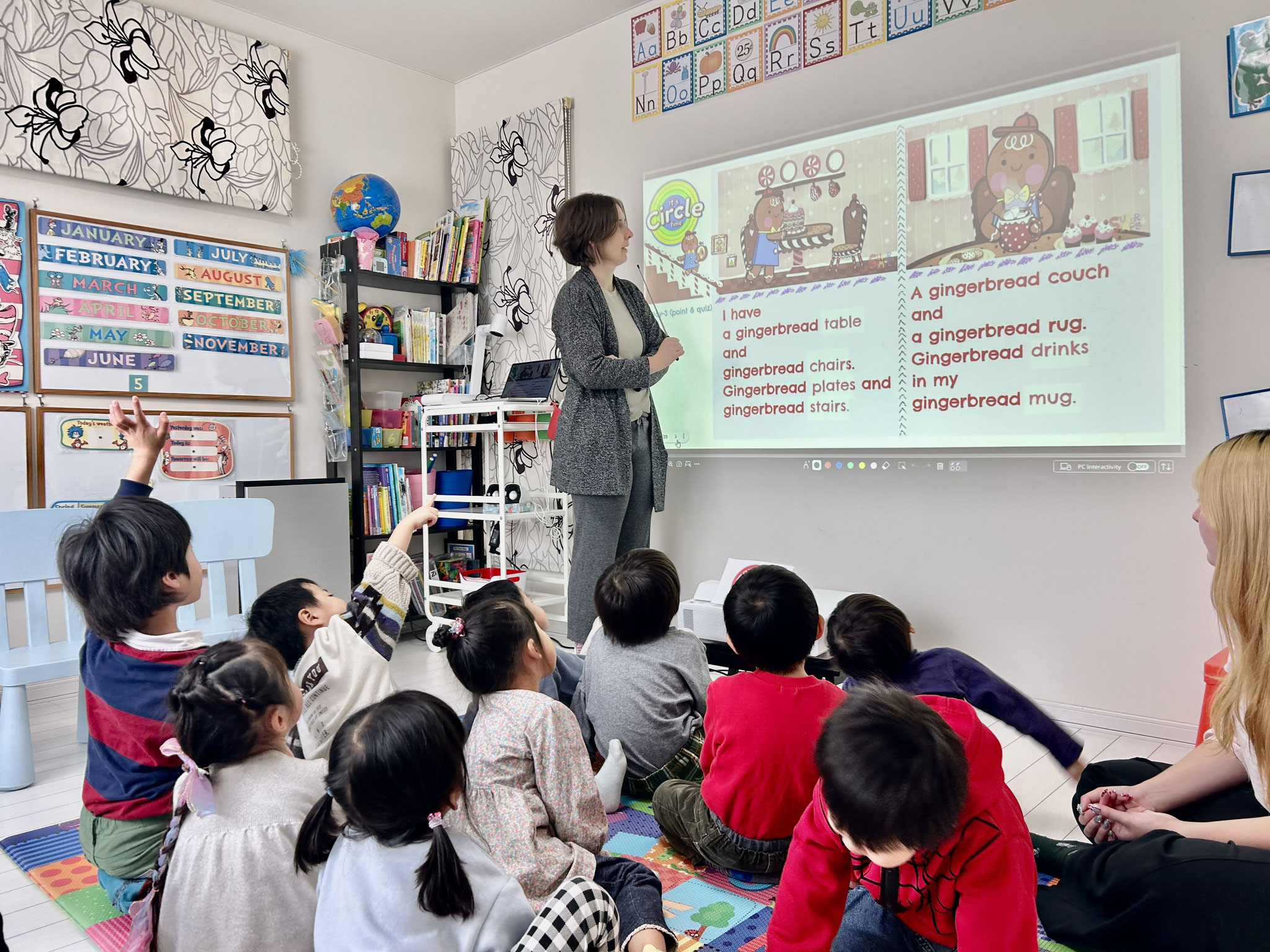 函館の英語幼稚園：ネイティブ講師と一緒に英語で学ぶ、子供たちのサイエンス（科学）クラスの様子