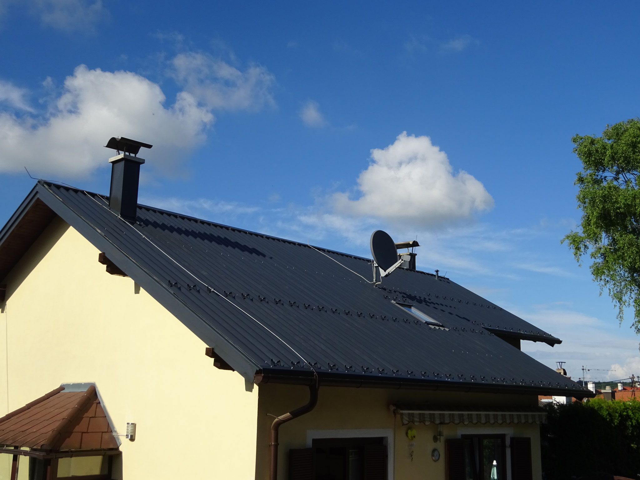 Saniertes Dach mit Aluminiumprofil