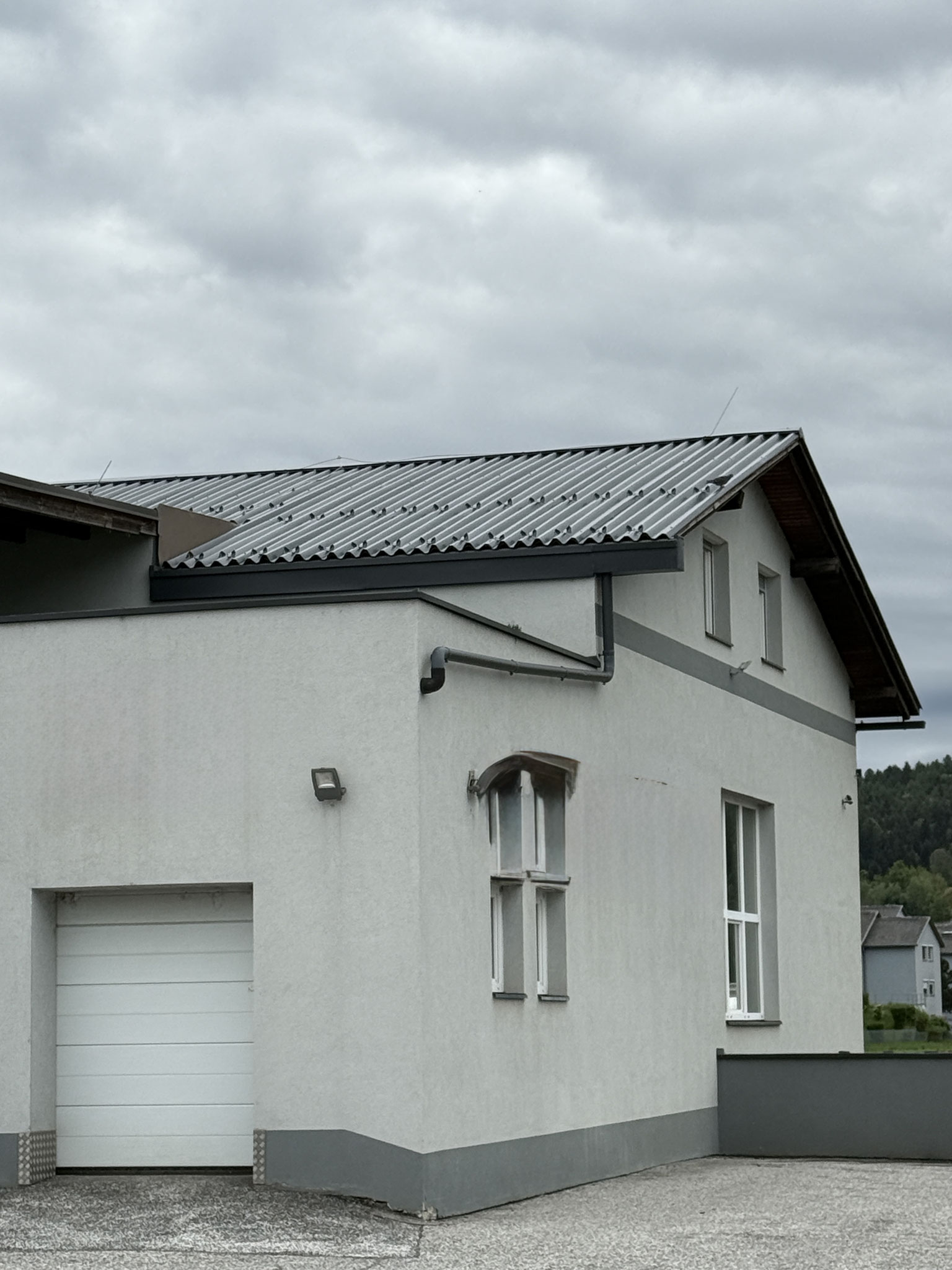 Saniertes Dach mit Aluminiumprofil