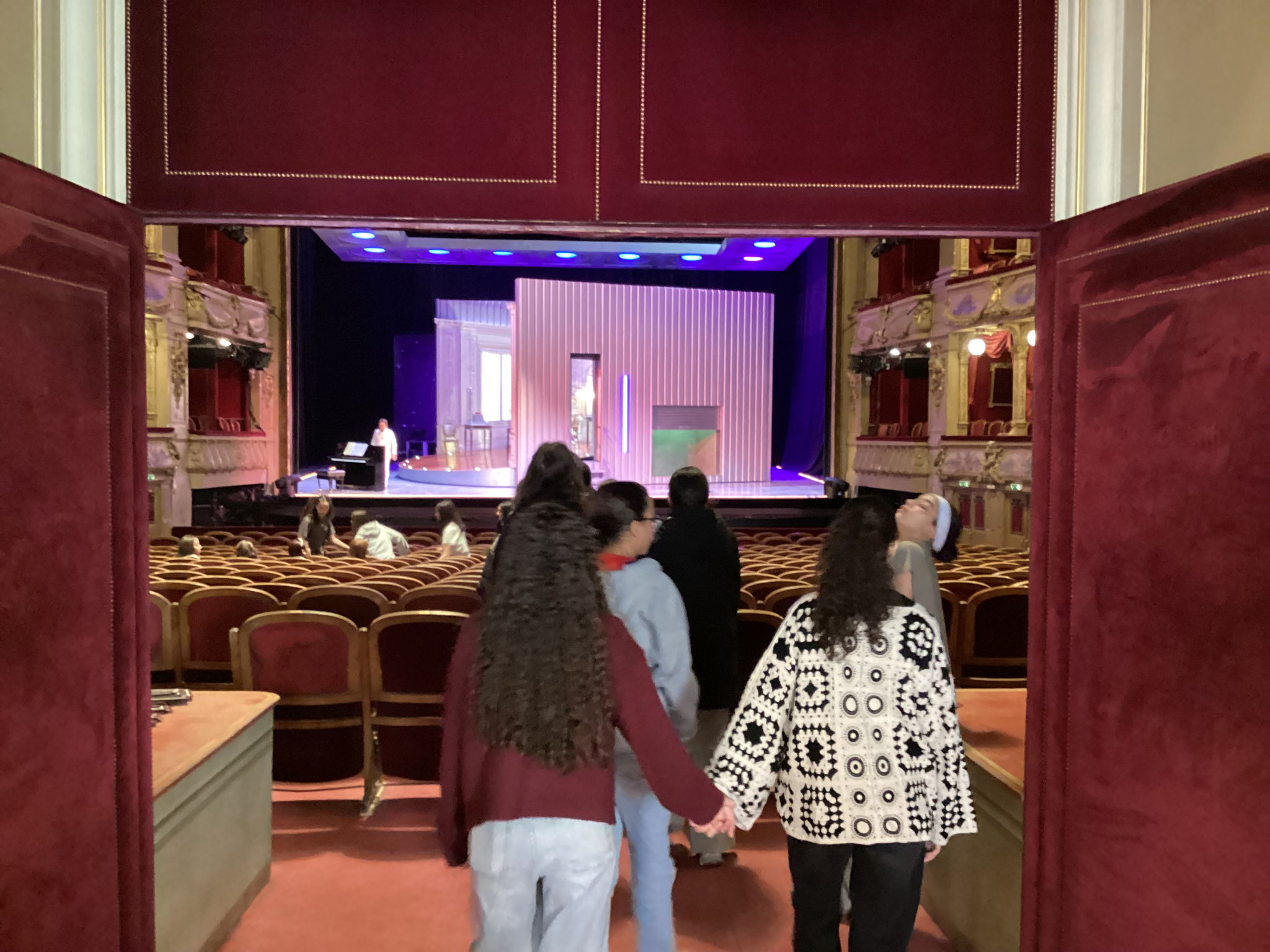 Au fonds du théâtre de l'Opéra, le décor de Don Pasquale