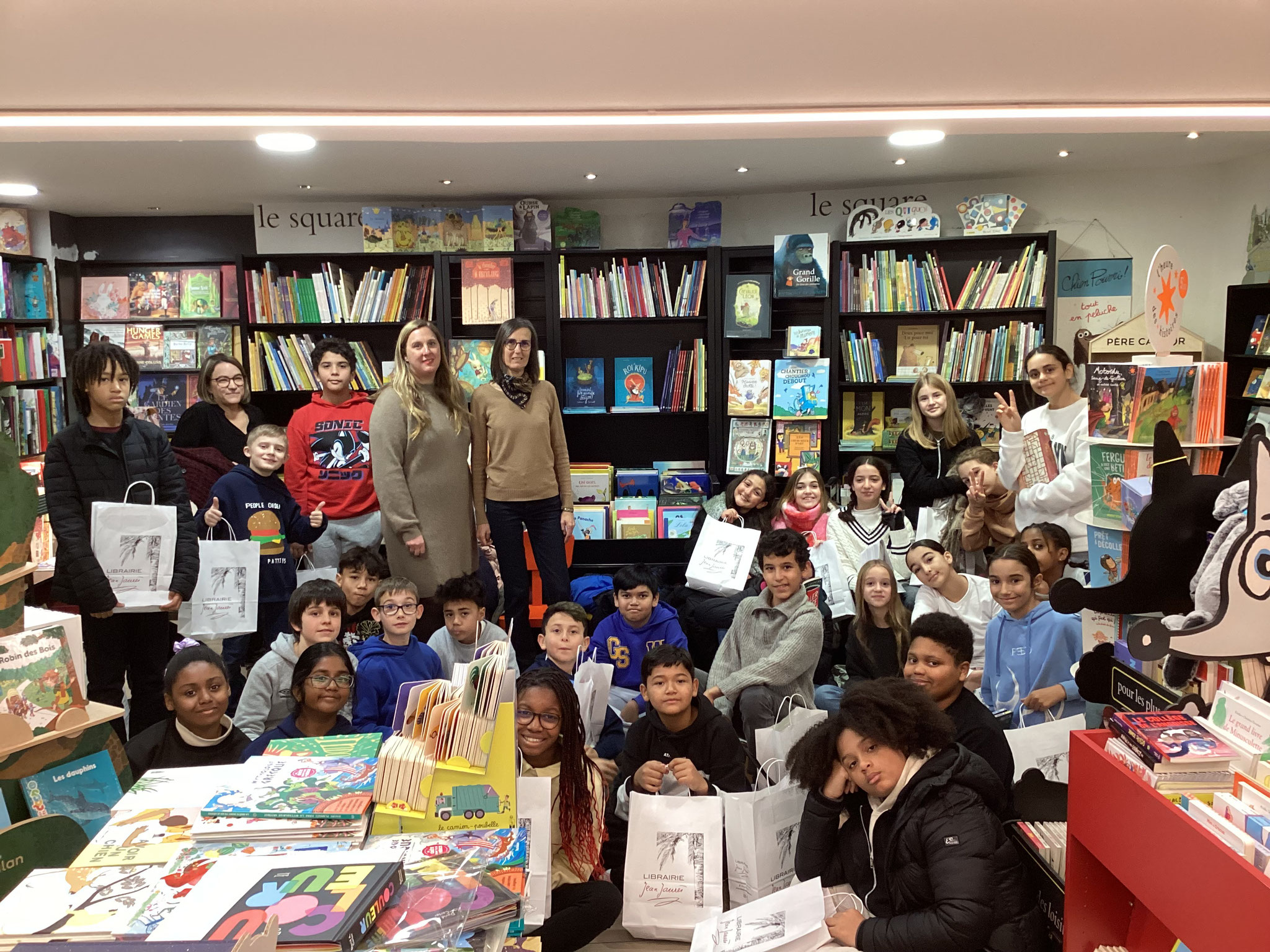 La classe de 6è2 à la librairie Jean Jaurès avec Maud (à gauche) et leurs professeures