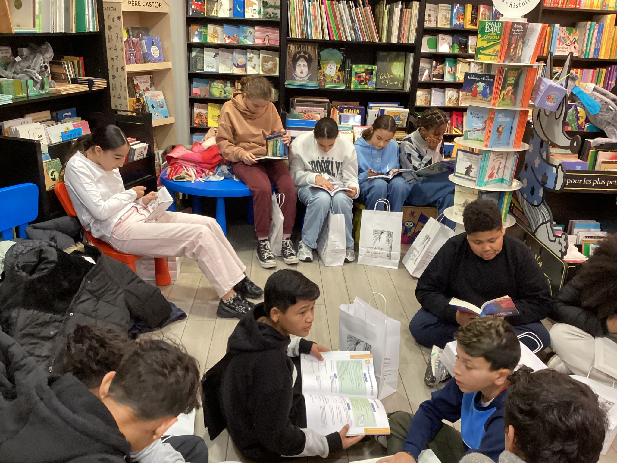 Séance de lecture à la librairie (6è2)