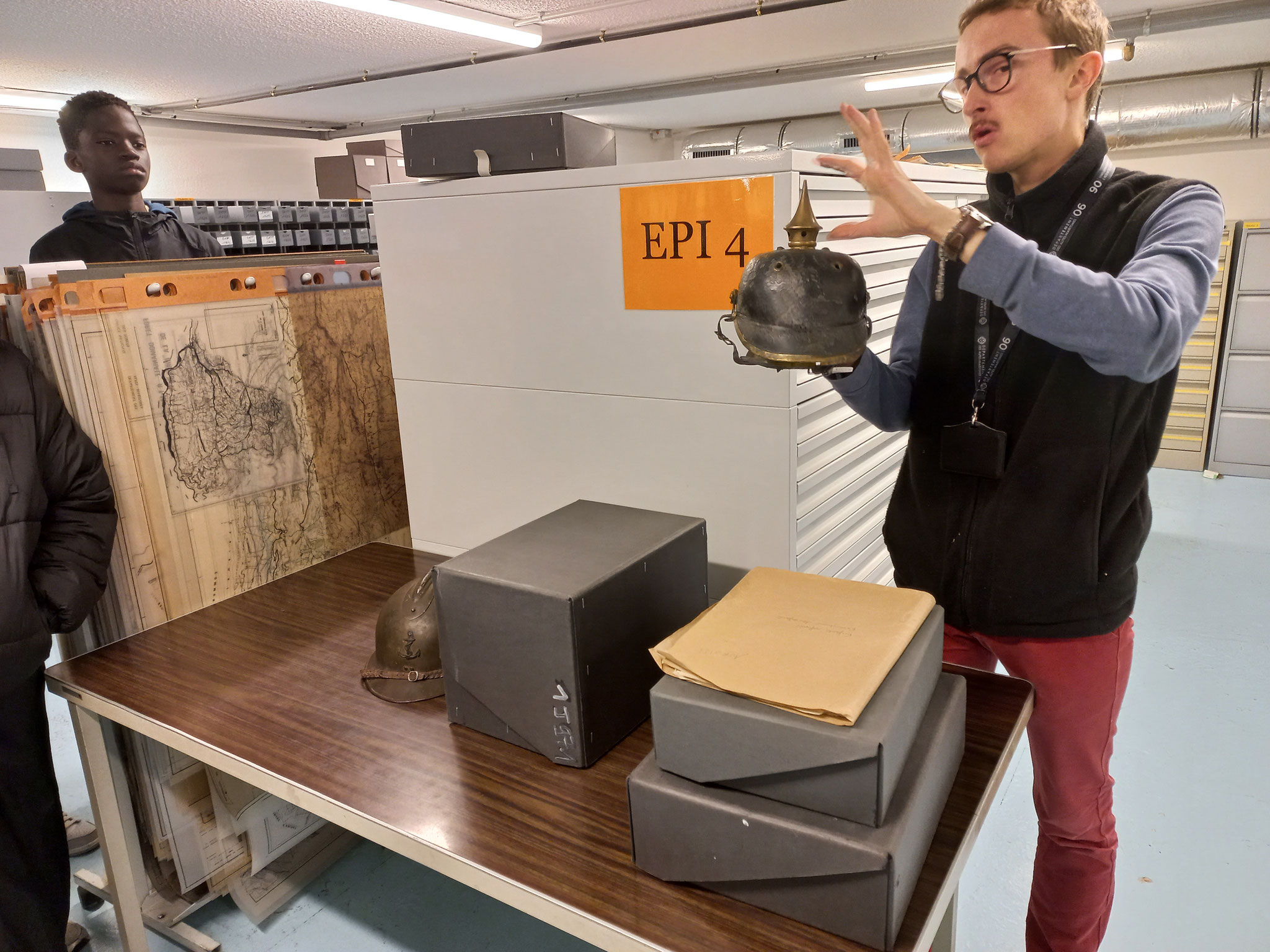 Le médiateur montre un casque allemand datant de la première guerre mondiale