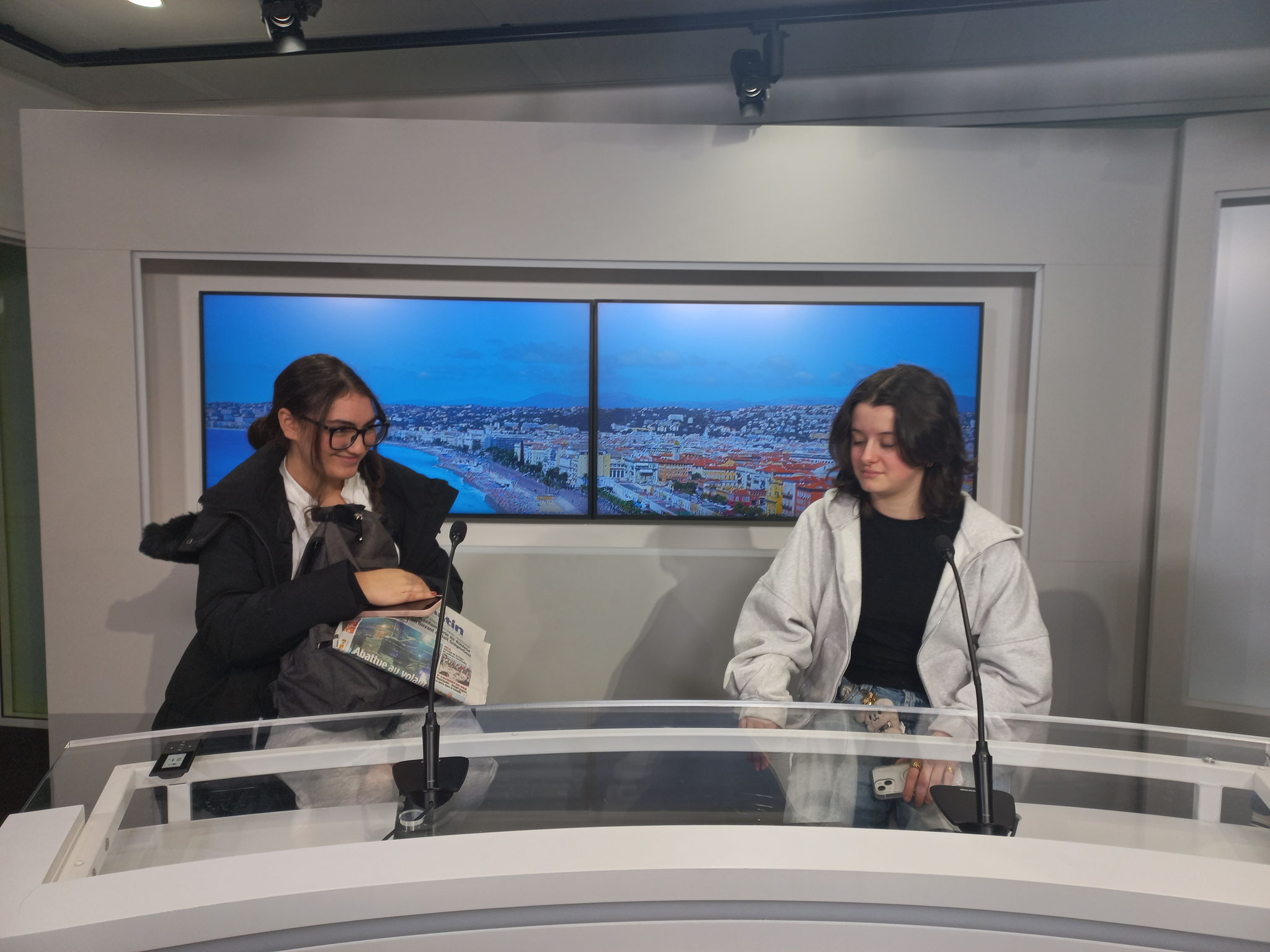 Penelope et Lina, deux apprentis journalistes de la classe médias