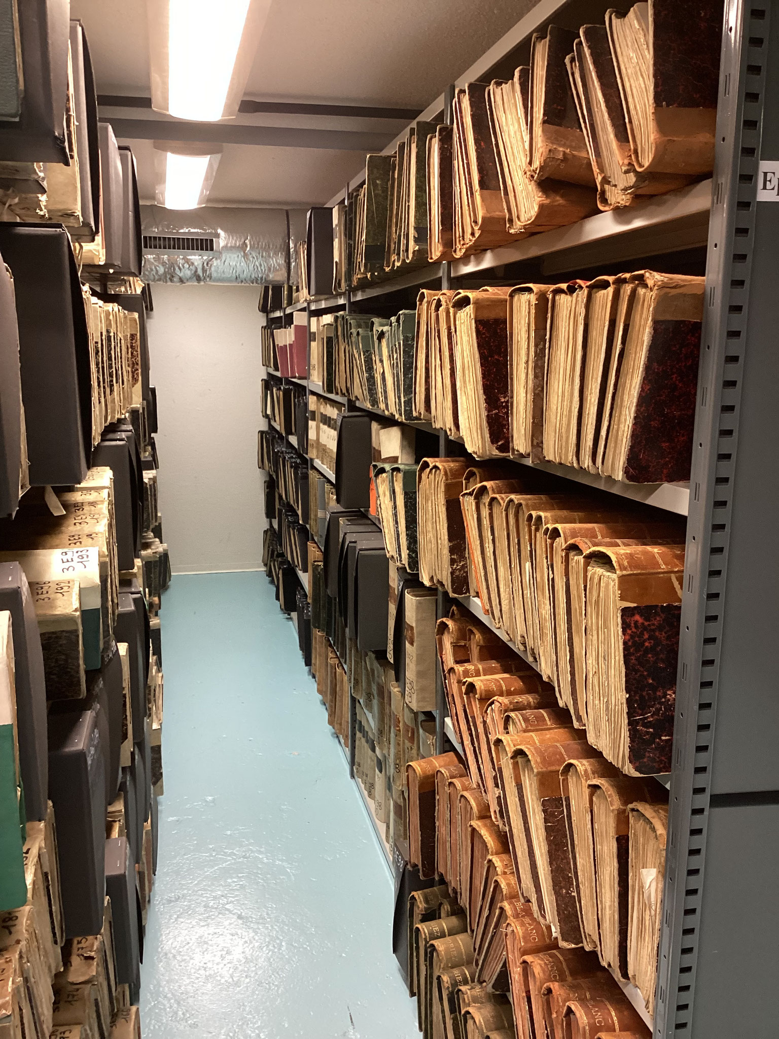 Visite des magasins de conservation des archives
