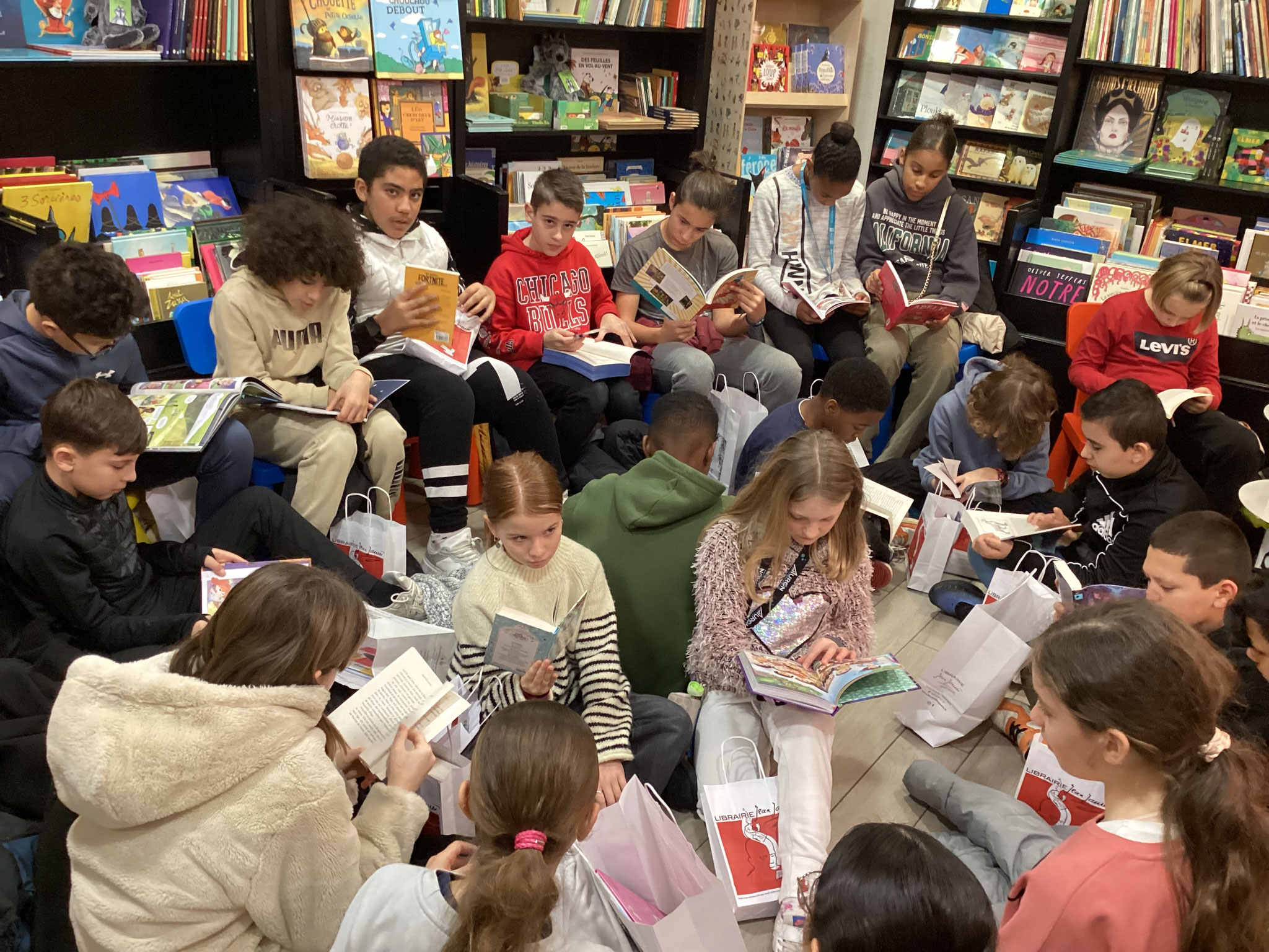 Séance de lecture à la librairie (6è3)