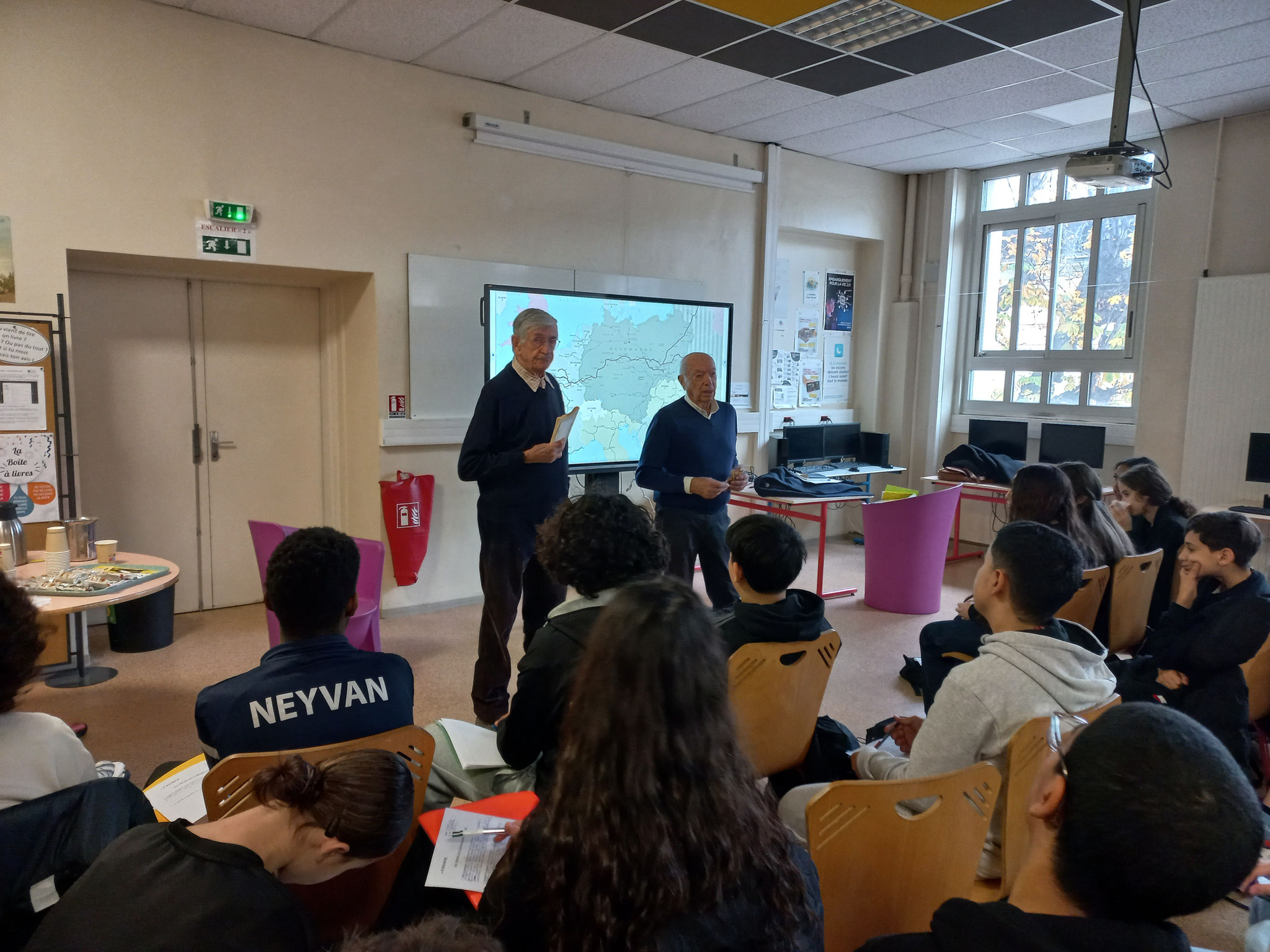 Daniel Wancier et Roger Wolman témoignent au CDI devant les élèves de 3è