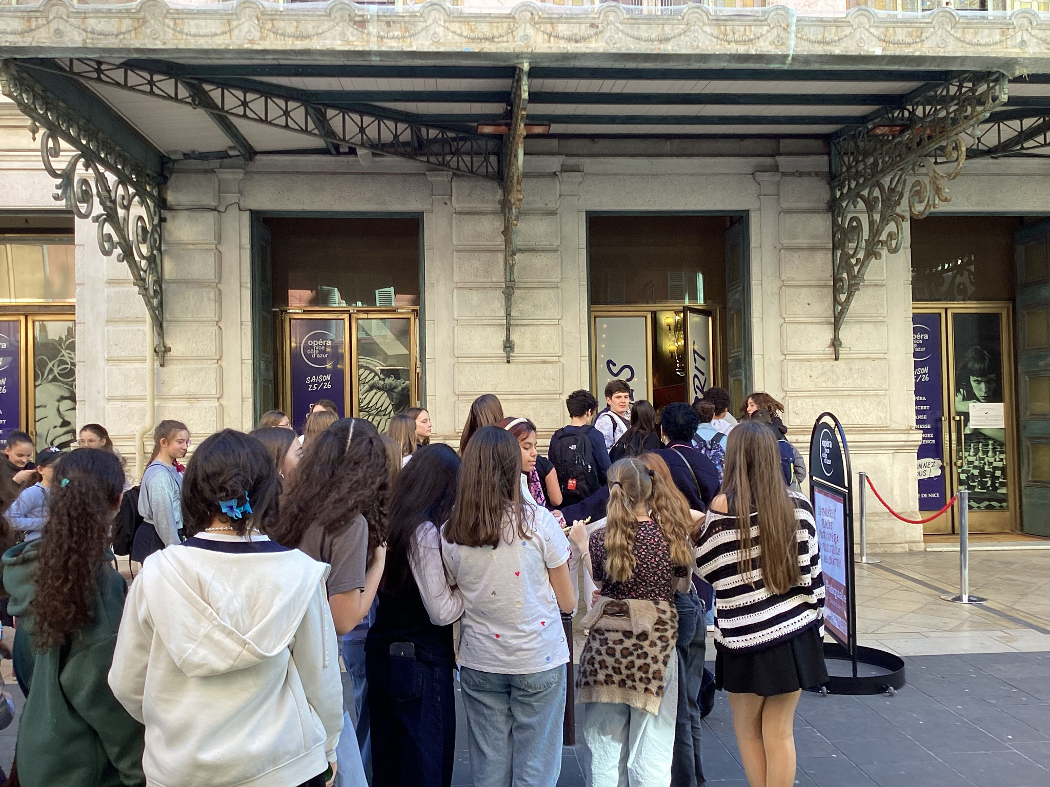 Les élèves à l'entrée de l'Opéra de Nice