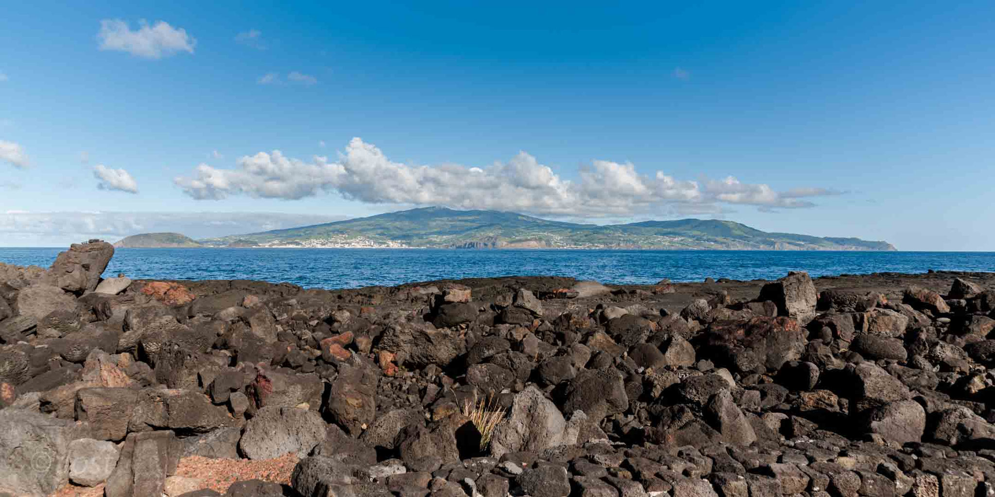 Pico - Blick von der Küste auf die Insel Faial