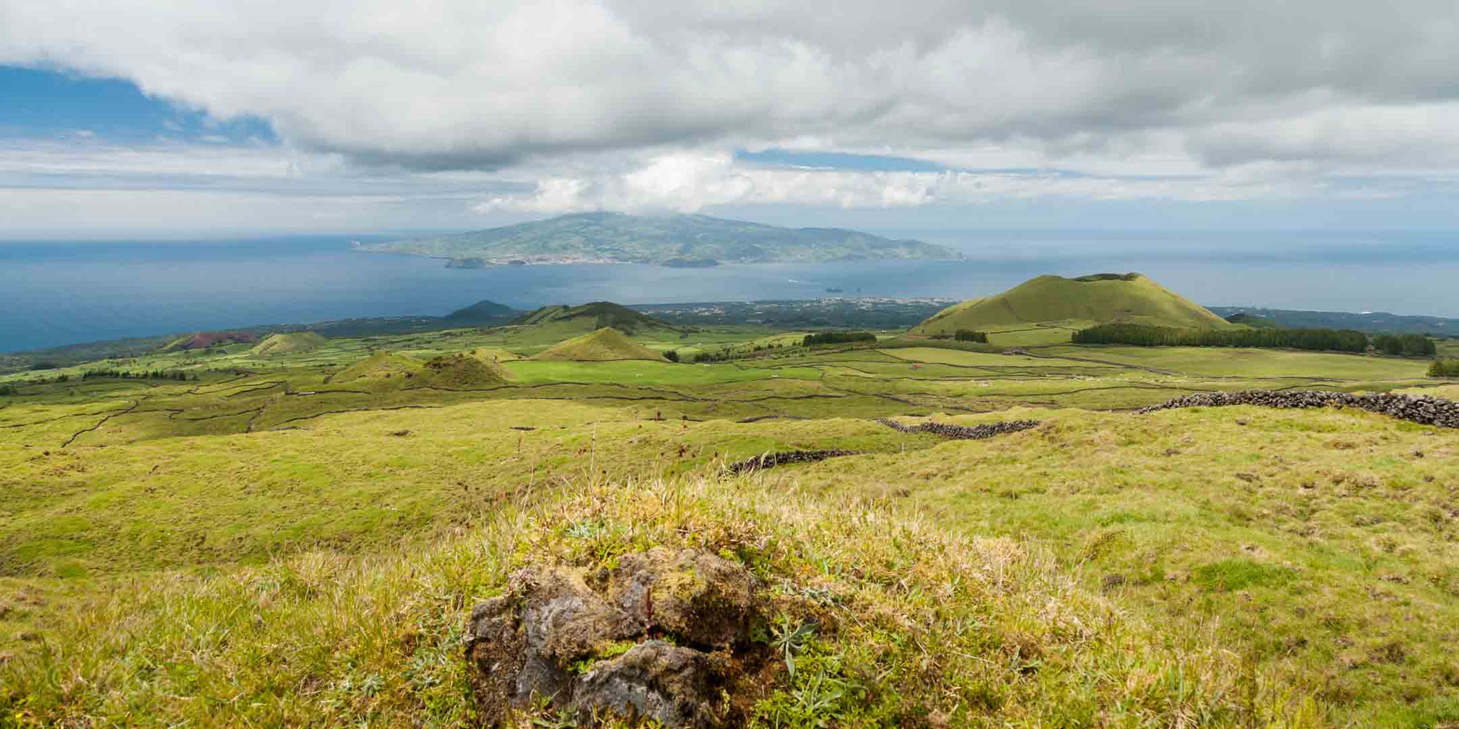Pico - Blick über Vulkankegel und auf die Insel Faial