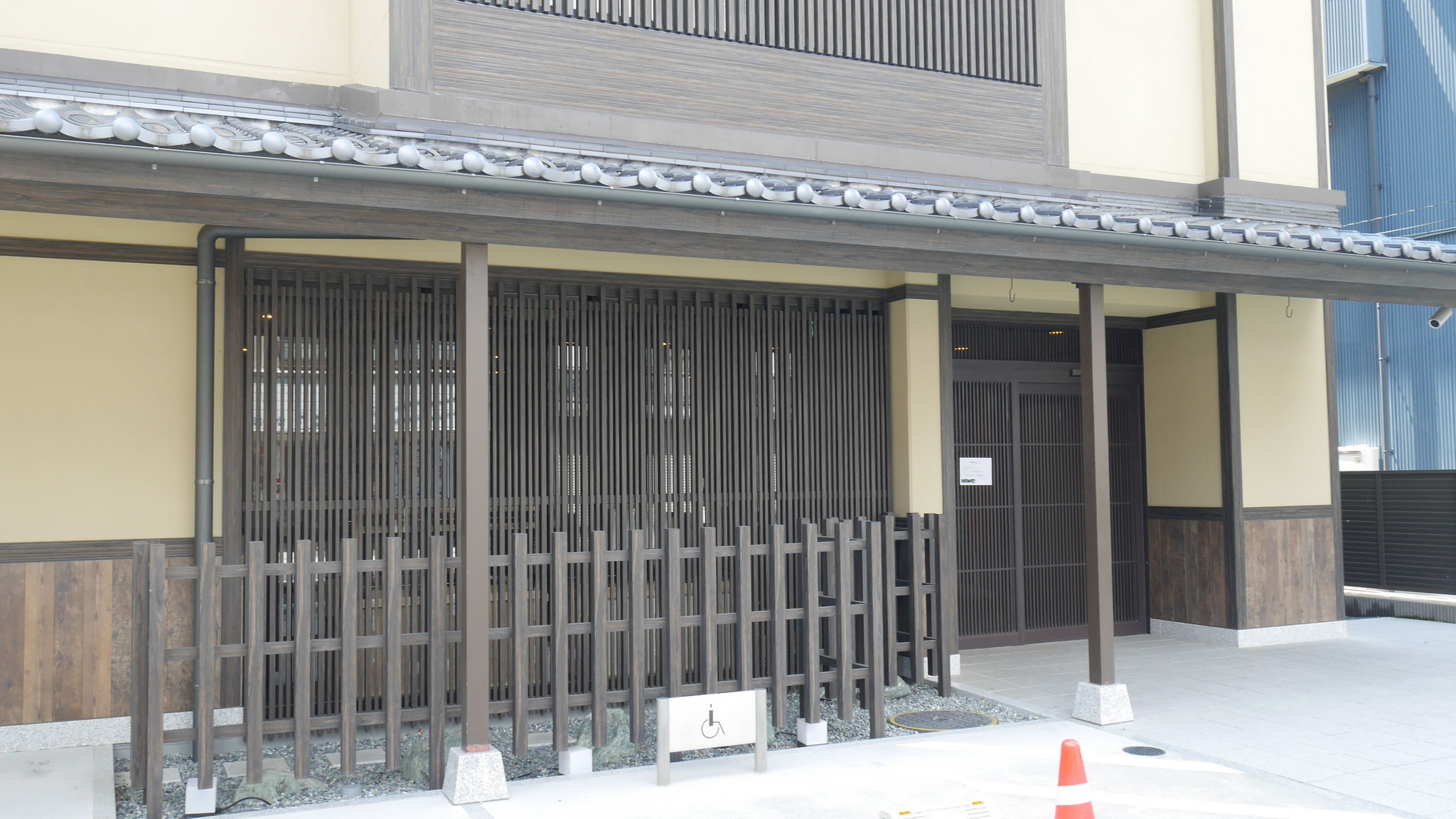 ホテルグランワイズ越谷プレミア　玄関