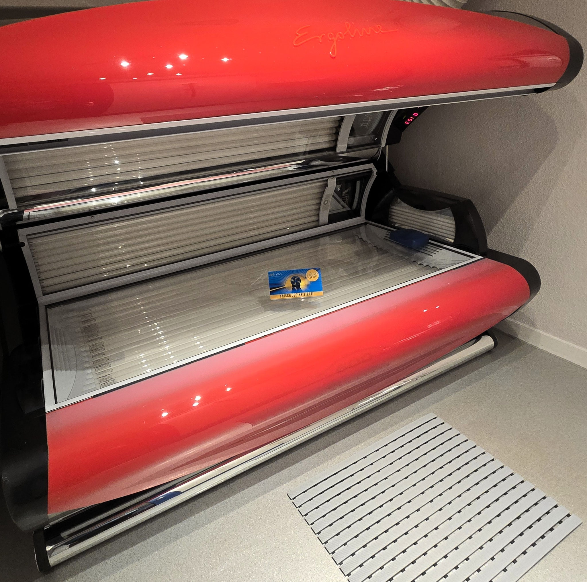 Ergoline 600 – Komfort-Sonnenbank in Rot - Sonnenstudio Starsun-Nettetal - Längsrichtung