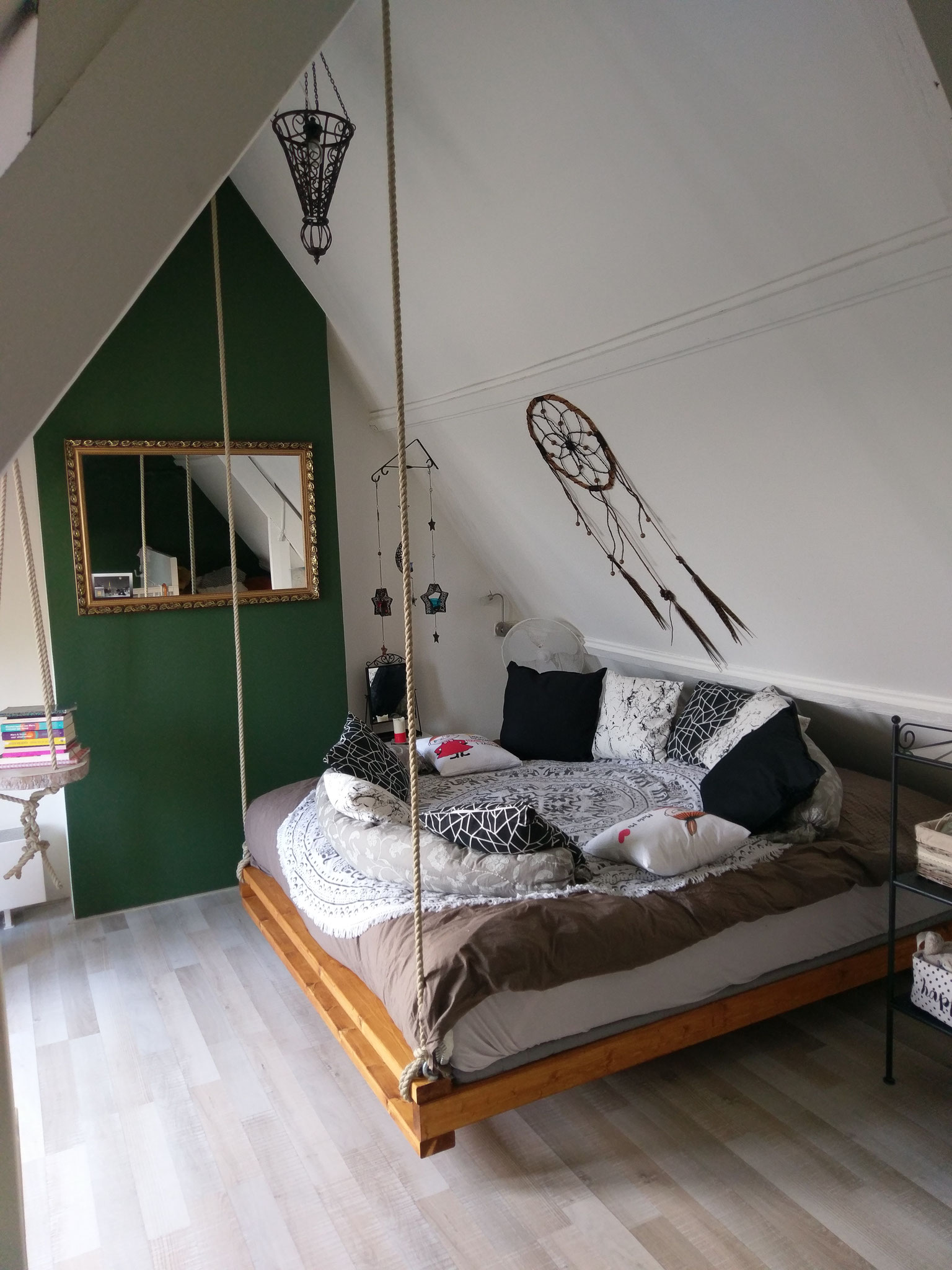 Bed op bestelling gemaakt van steigerhout