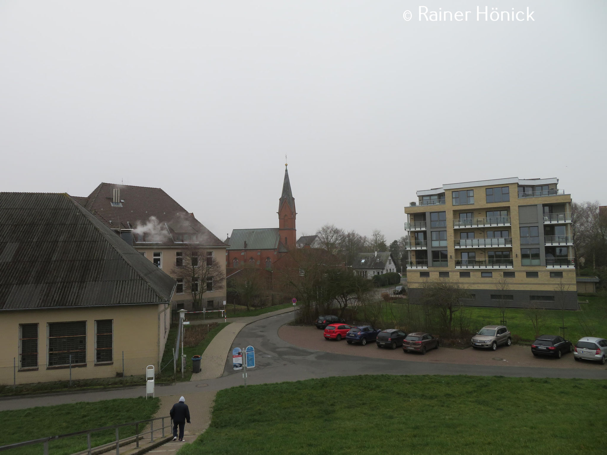 Blick vom Deich auf unsere Herz-Jesu Kirche am Meer